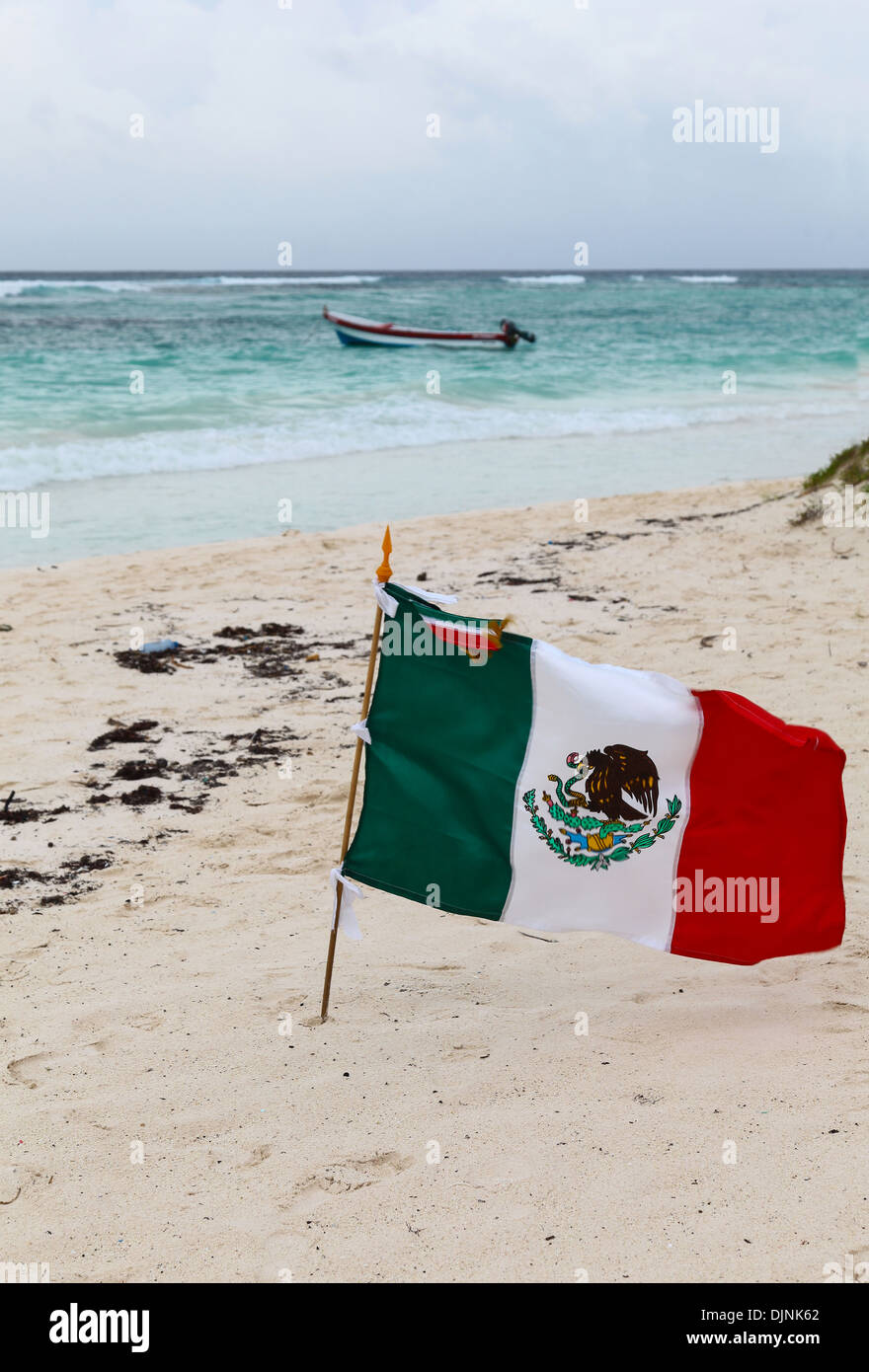 Una bandiera messicana sulla spiaggia in Riviera Maya Cancun Quintana Roo Penisola dello Yucatan Messico America del Nord Foto Stock