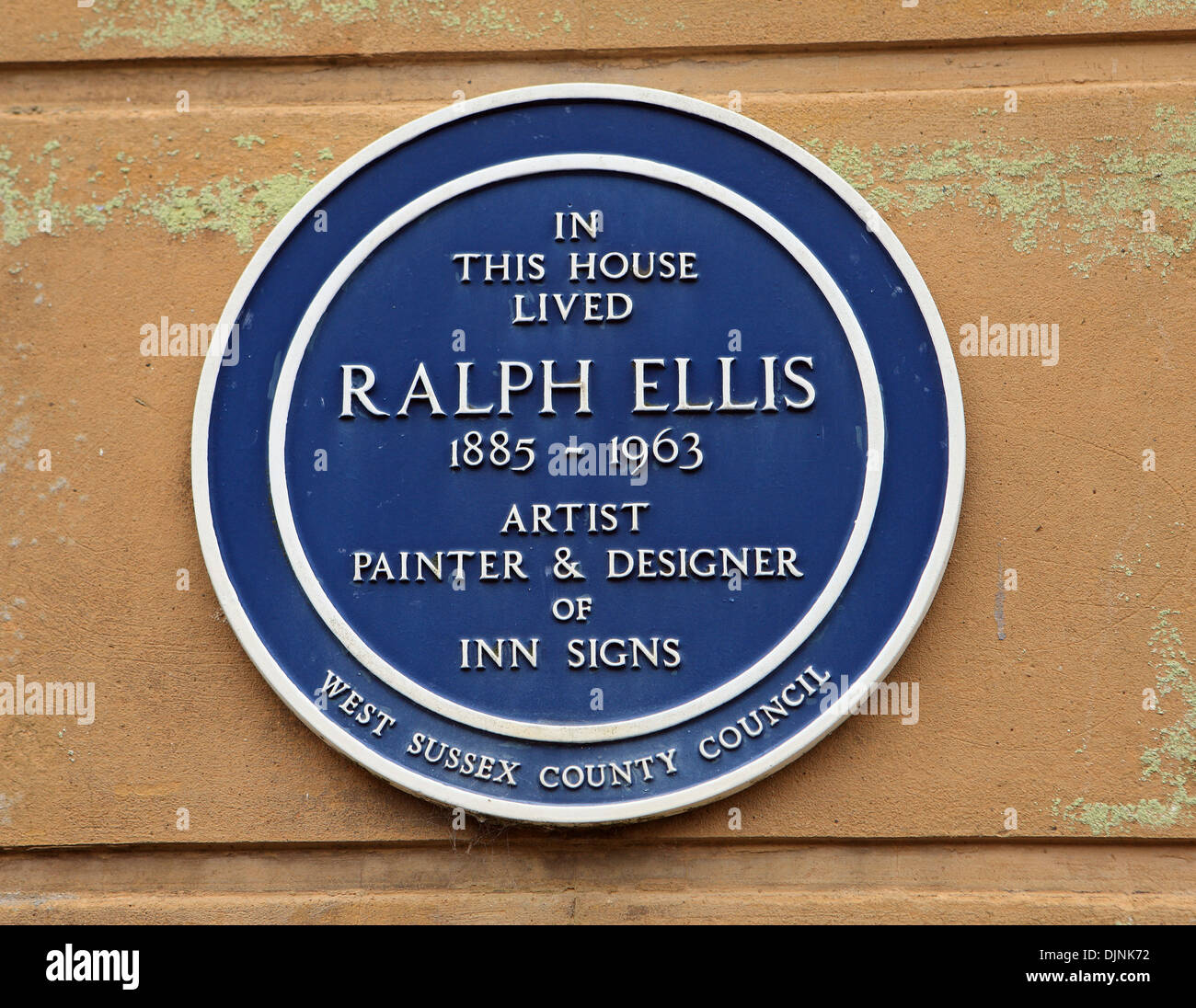 Una lapide commemorativa al di fuori dell'ex casa di Ralph Ellis artista in Arundel, South Downs nel West Sussex, in Inghilterra Foto Stock
