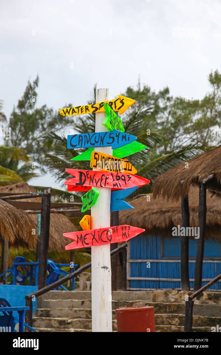 Segni colorati su un post sulla spiaggia in Riviera Maya Cancun Quintana Roo Penisola dello Yucatan Messico America del Nord Foto Stock