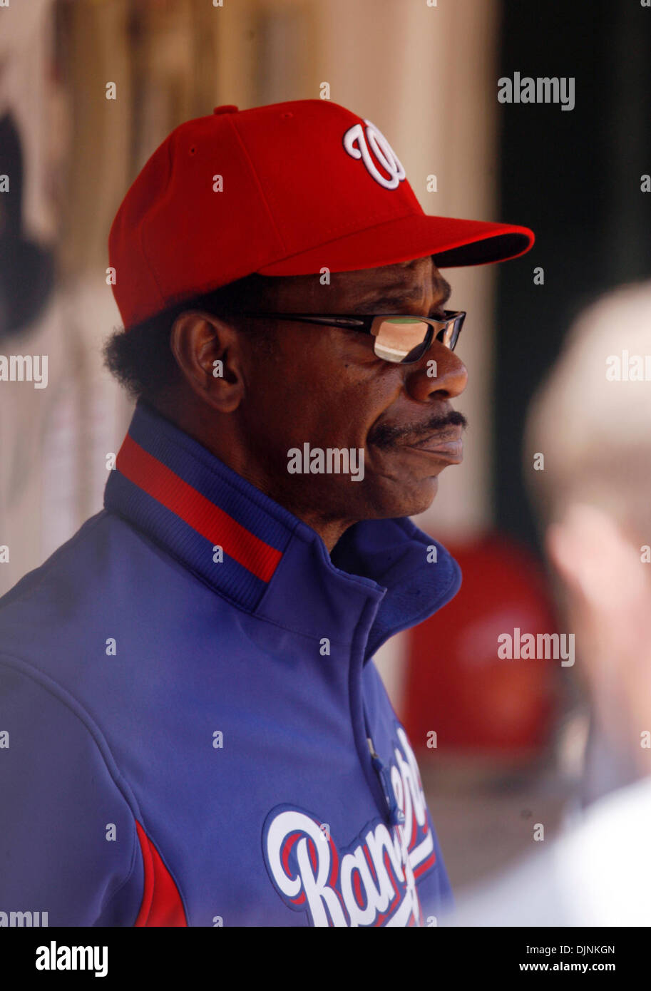 Texas Rangers manager Ron Washington, indossando un Washington senatori rifà uniforme, orologi come la sua squadra va giù per la sconfitta contro la Oakland atletica in loro della Major League Baseball, domenica 4 maggio 2008 a Oakland, in California. L'UNA ha vinto, 3-1. (D. Ross Cameron/Oakland Tribune) Foto Stock