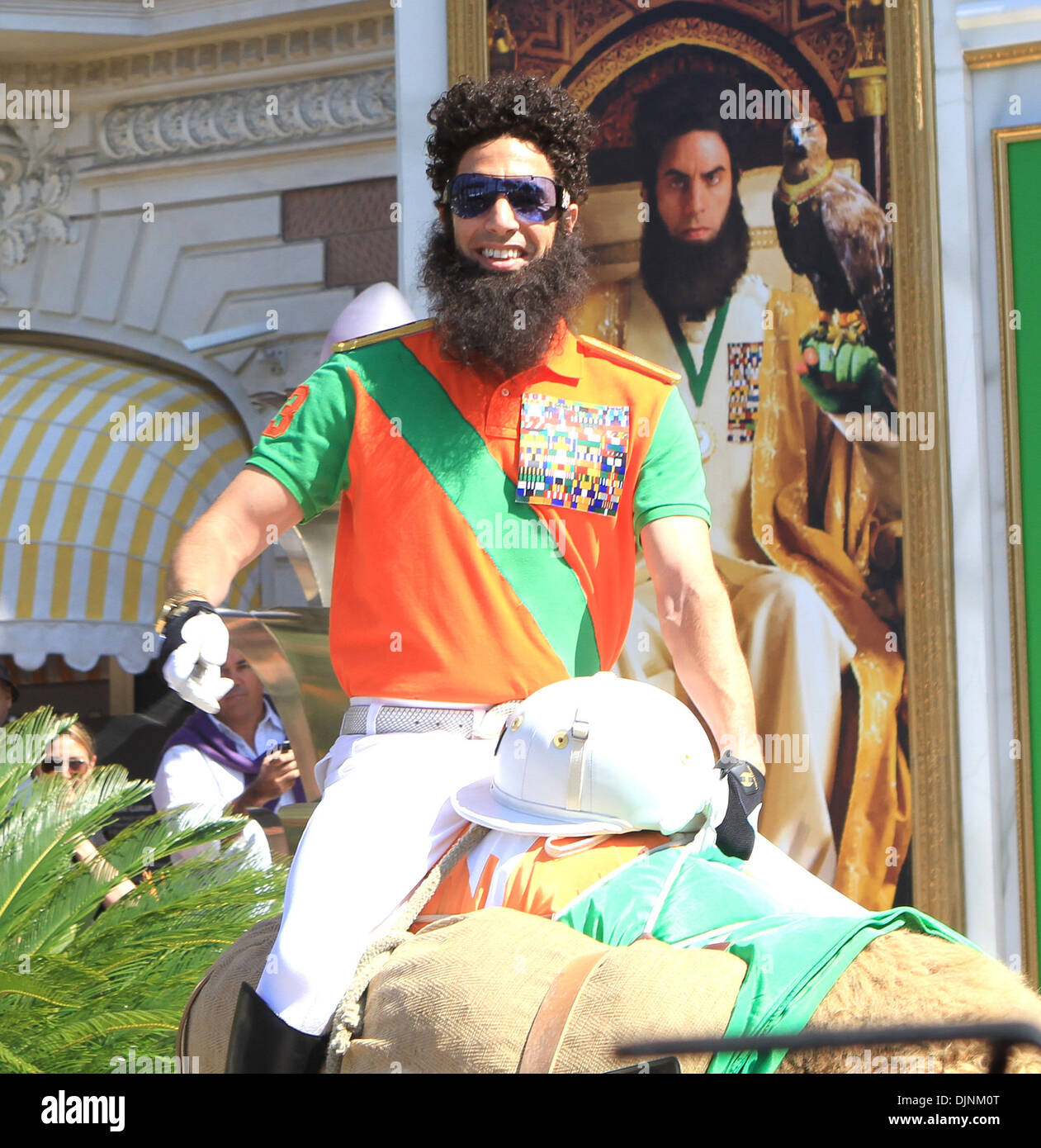 Sacha Baron Cohen in veste di ammiraglio generale "il dittatore' photocall - durante il sessantacinquesimo Cannes Film Festival di Cannes - Francia Foto Stock