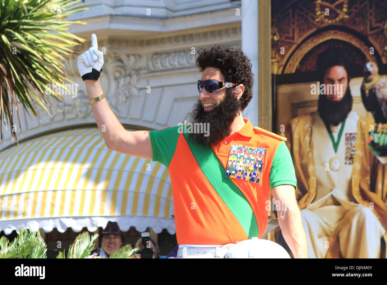 Sacha Baron Cohen in veste di ammiraglio generale "il dittatore' photocall - durante il sessantacinquesimo Cannes Film Festival di Cannes - Francia Foto Stock