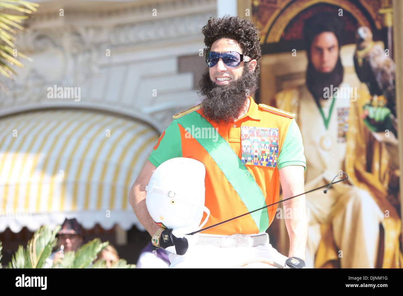 Sacha Baron Cohen in veste di ammiraglio generale "il dittatore' photocall - durante il sessantacinquesimo Cannes Film Festival di Cannes - Francia Foto Stock