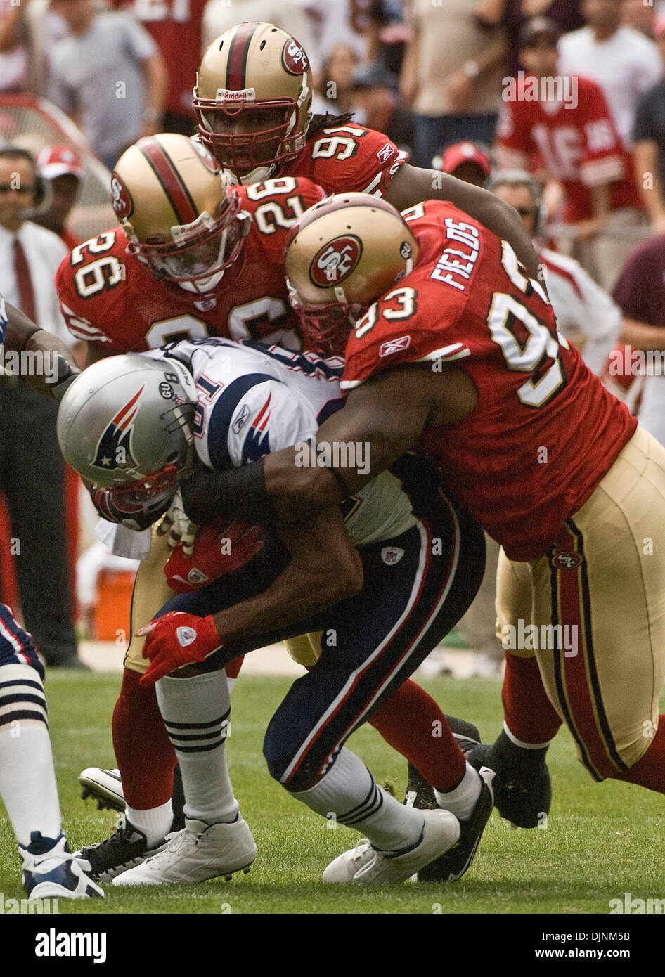 Oct 05, 2008 - San Francisco, California, Stati Uniti - San Francisco 49ers vs New England Patriots al Monster Park Domenica, 05 ottobre 2008. San Francisco 49ers FS Mark Roman #26 difensiva e affrontare i campi di Ronald #93 fermata New England Patriots wide receiver Randy Moss #81 (Credito Immagine: © Al Golub/ZUMApress.com) Foto Stock