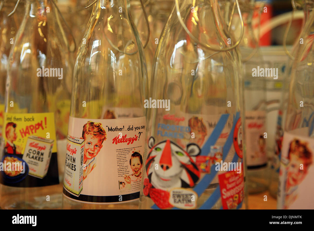 Vintage Kelloggs pubblicità su novità di bottiglie di vetro con coperchio sollevabile e manico di filo metallico Foto Stock