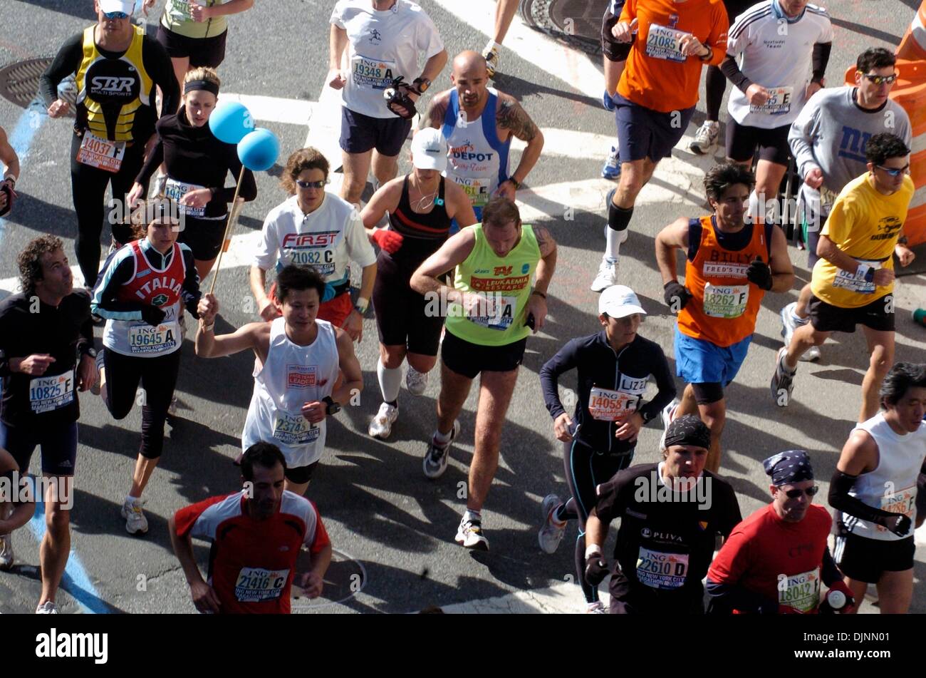 Nov 02, 2008 - Manhattan, New York, Stati Uniti d'America - Guide riempire 1st Avenue come esse fuoriescono 59th Street Bridge durante il 2008 New York City Marathon. (Credito Immagine: Â© Bryan Smith/ZUMA Premere) Restrizioni: * New York City quotidiani diritti * Foto Stock