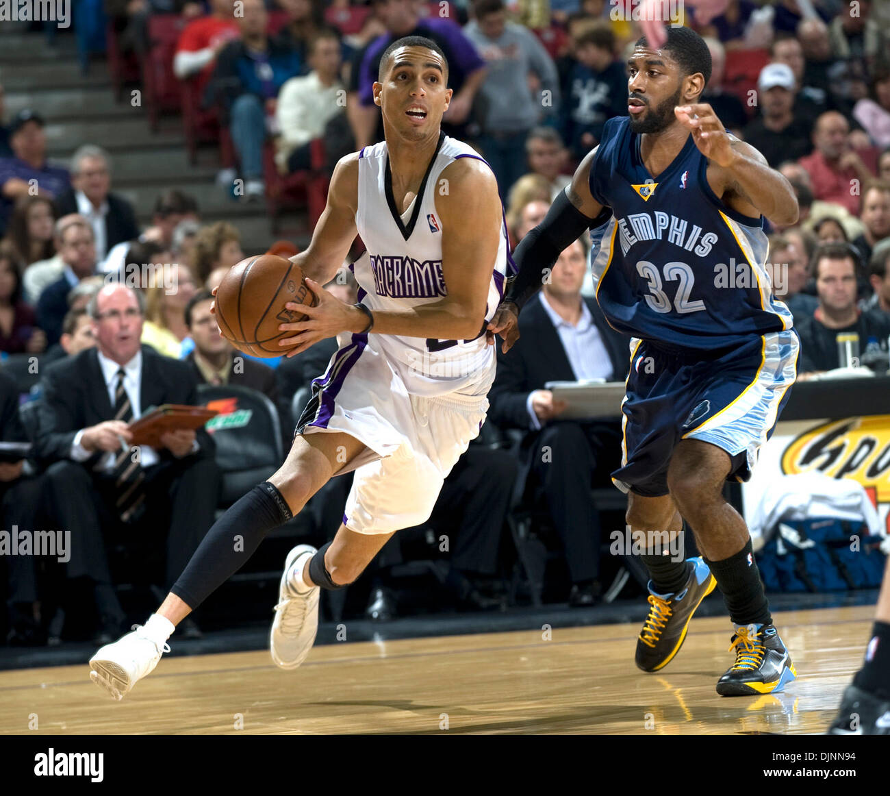 Nov 05, 2008 - Sacramento, California, Stati Uniti d'America - Il Sacramento King's KEVIN MARTIN rigidi intorno al Memphis Grizzlies nel primo semestre durante il Kings home opener ad Arco Arena. Kings battere Grizzlies 100-95. (Credito Immagine: © Hector Amezcua/Sacramento Bee/ZUMA Premere) Restrizioni: * USA Tabloid diritti * Foto Stock