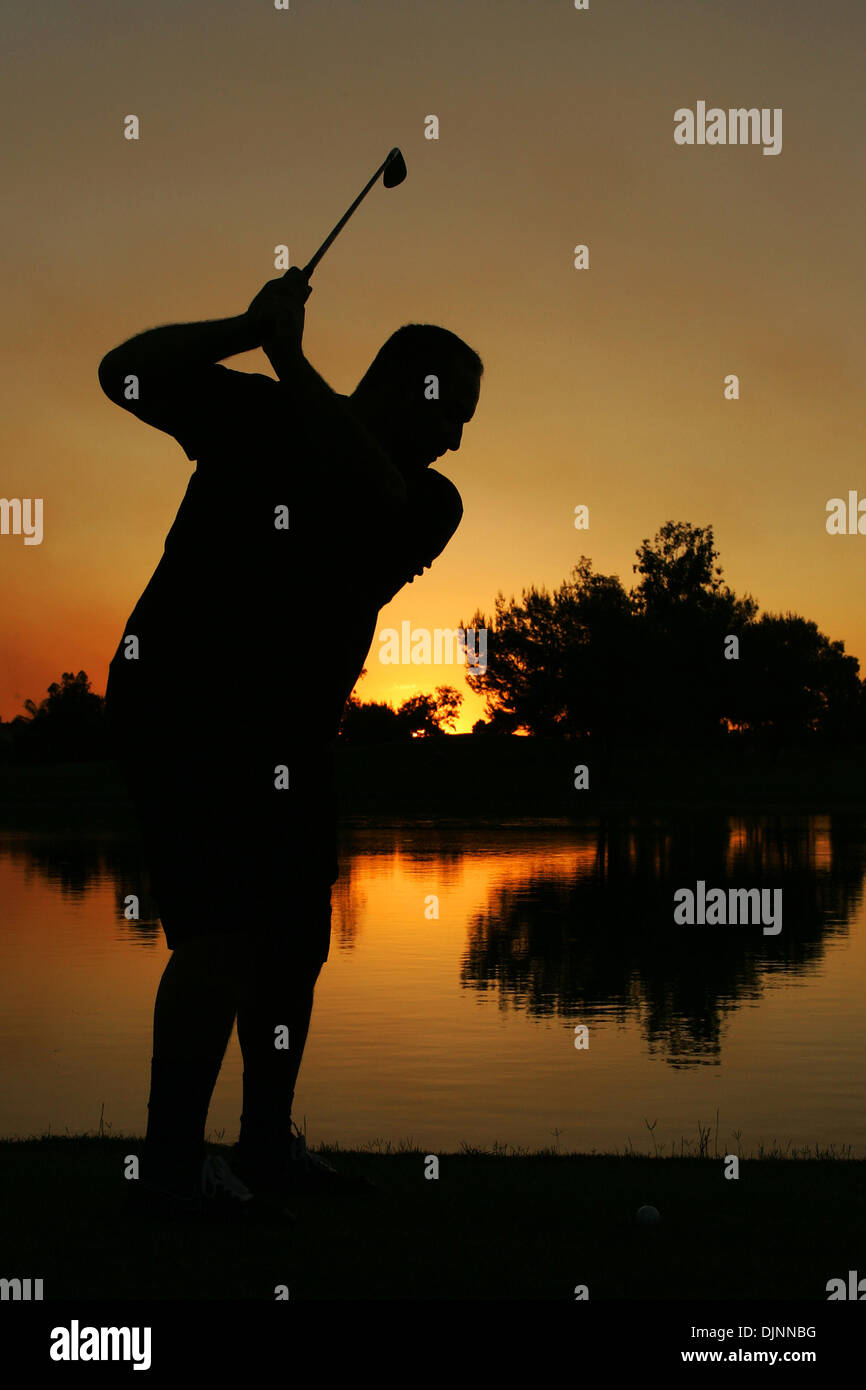 Giugno 28, 2008 - Phoenix, Arizona, Stati Uniti d'America - Una silhouette  di un giocatore di golf in questo backswing ottiene nell'ultimo colpo del  suo turno durante un tramonto spettacolare a Phoenix,