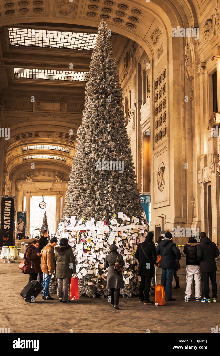 Milano - 12 dicembre: albero di Natale decora la stazione centrale su dicembre 12, 2012 in Milano, Italia Foto Stock
