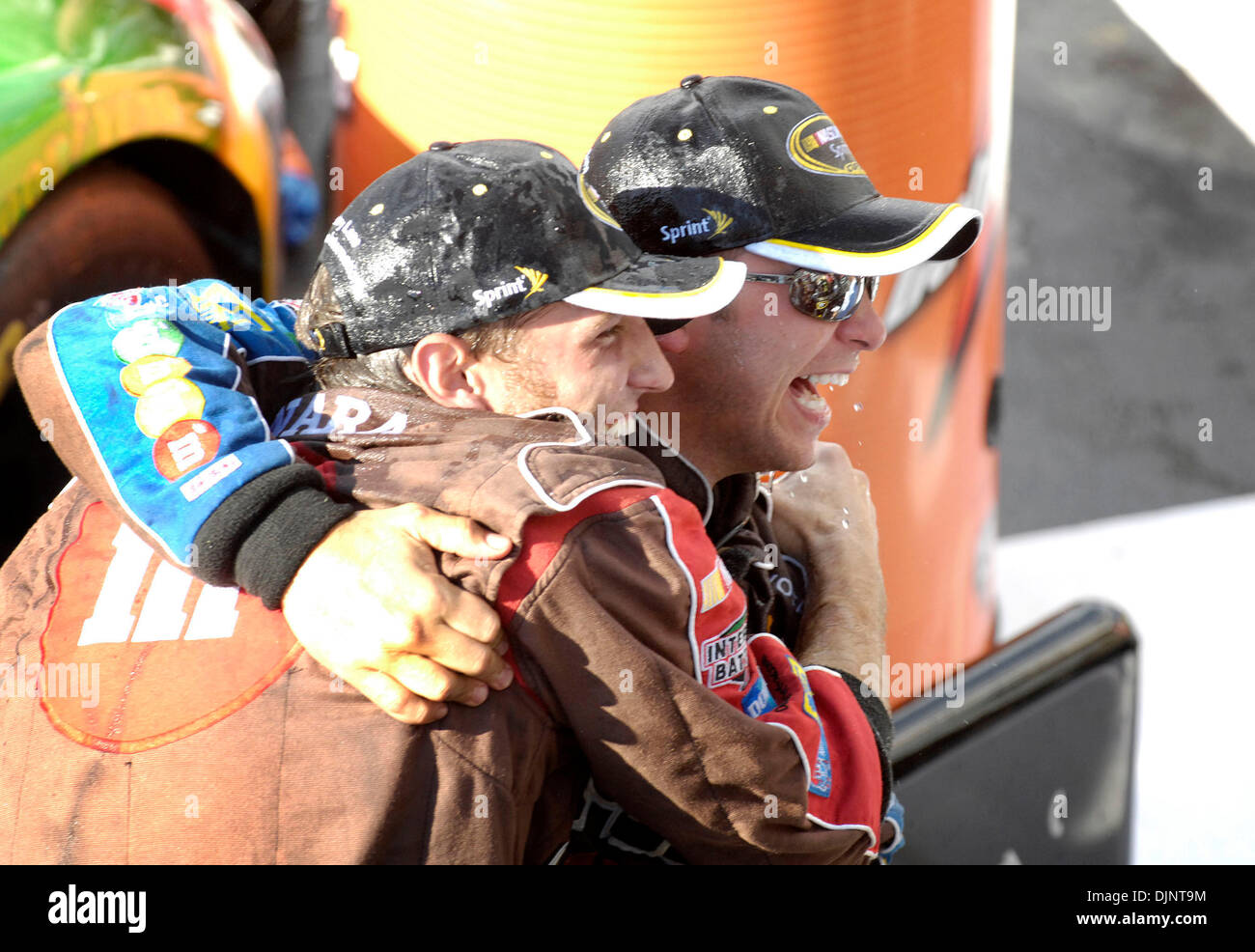 Agosto 10, 2008: i membri del team festeggia con Kyle Busch dopo aver vinto il centurione di imbarcazioni presso il Glen NASCAR Sprint Cup gara di Watkins Glen, New York. Foto di Alan Schwartz/Cal Sport Media (credito Immagine: Ã Â© Cal Sport Media/ZUMA Premere)(Immagine di credito: © Alan Schwartz/Cal Sport Media) Foto Stock