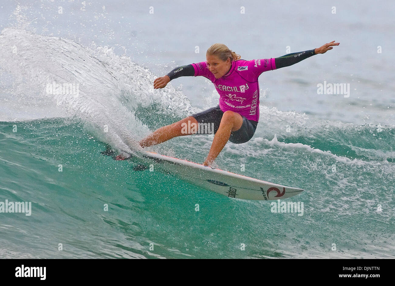 11 ott 2008 - Manly, Sydney, Australia - STEPHANIE GILMORE surfing il suo turno di tre calore della Beachley Classic oggi a Manly. In un enorme shock, il numero uno di sementi e ASP attuale campione del mondo è stato sconfitto da 14-anno-vecchio Sth Coast NSW surfer Tyler Wright. La Beachley Classic è la fermata numero 5 sul ASP donna World Tour e include il mondo's top 17 surfers lungo con un w Foto Stock