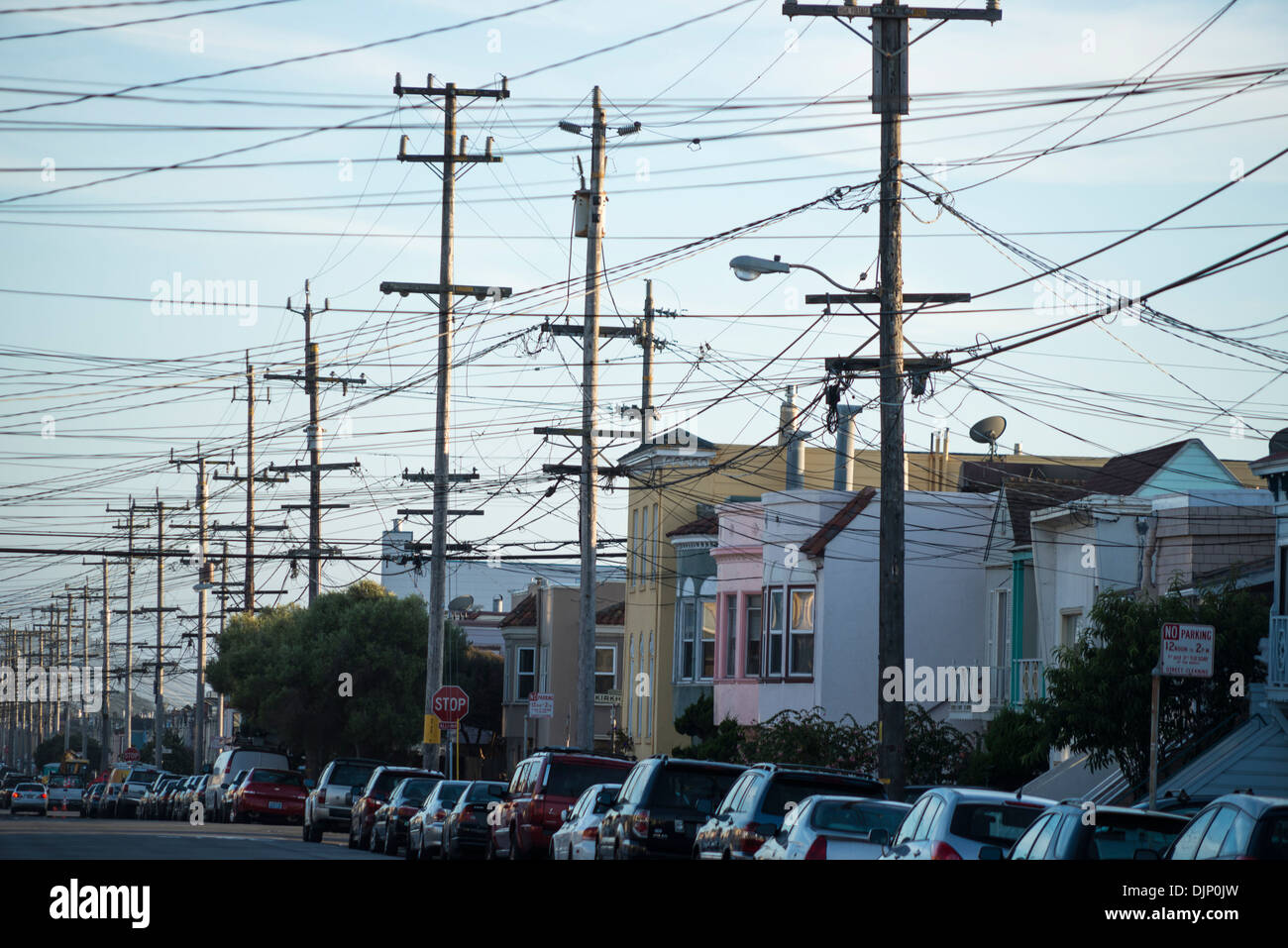 Scena di strada con linee di alimentazione tramonto esterno San Francisco Stati Uniti d'America Foto Stock
