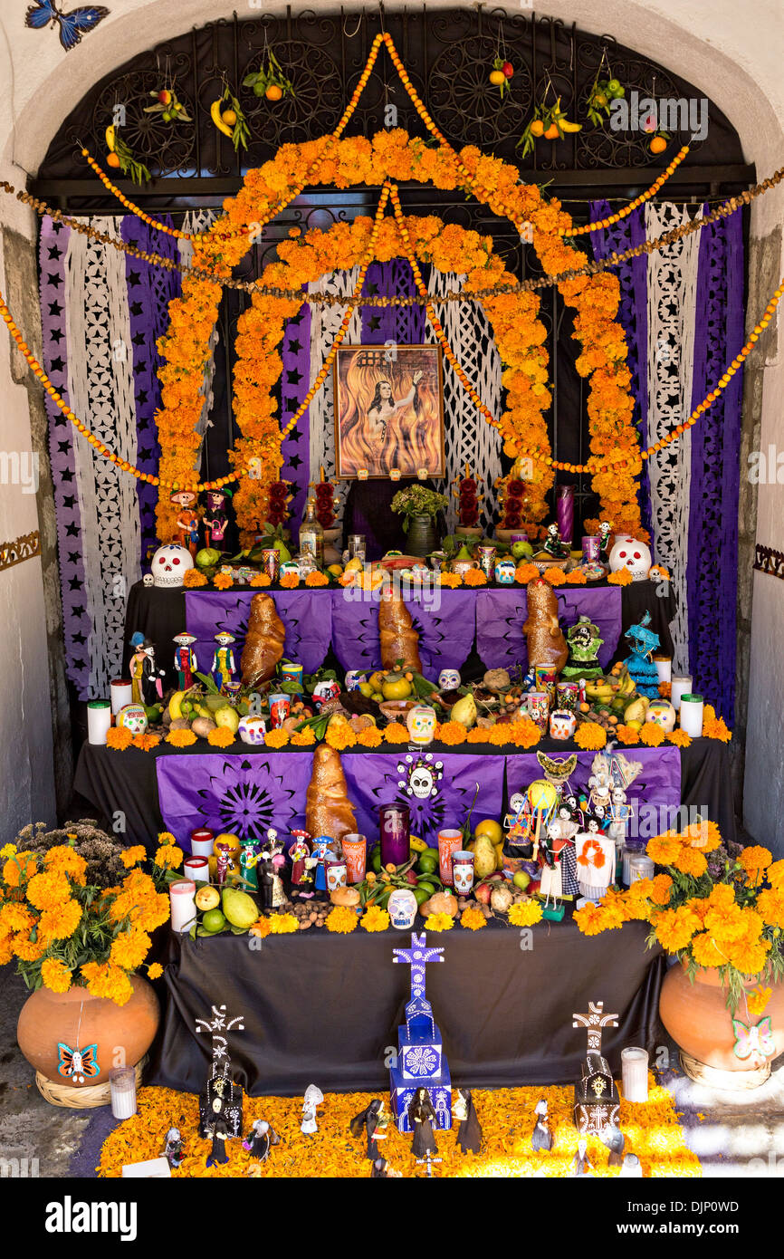 Un altare o ofrendas impostato per celebrare il Giorno dei Morti festival noto in spagnolo come Día de Muertos Novembre 1, 2013 a Oaxaca, Messico. Foto Stock