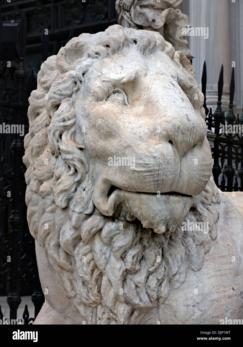 Bianchi ornati in pietra intagliata lion statua scultura al di fuori dell'Arsenale di Venezia, Italia Foto Stock