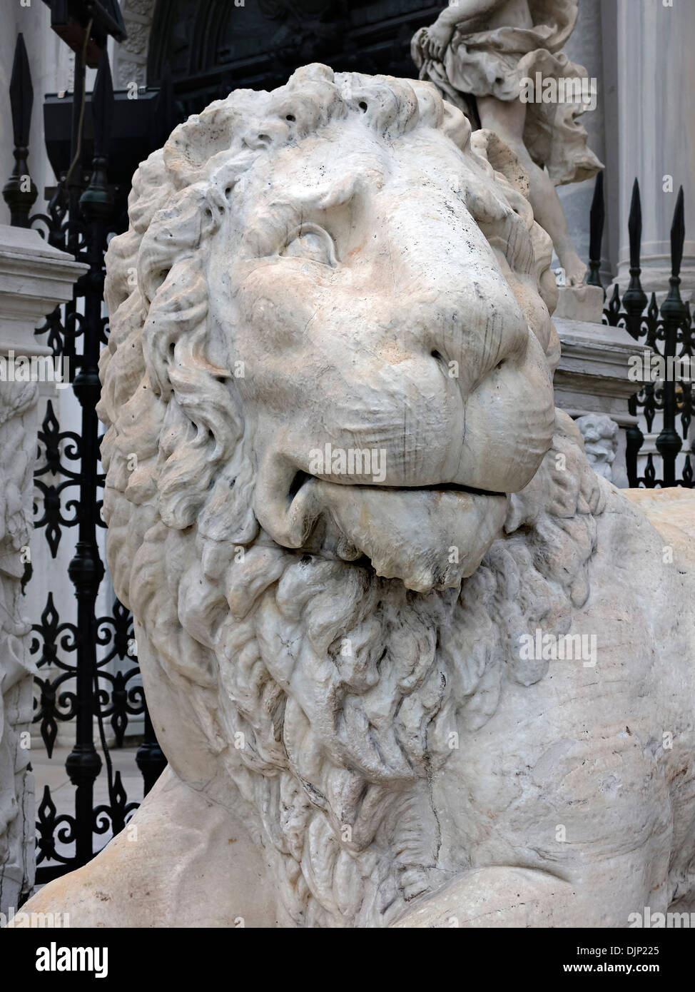 Bianchi ornati in pietra intagliata lion statua scultura al di fuori dell'Arsenale di Venezia, Italia Foto Stock