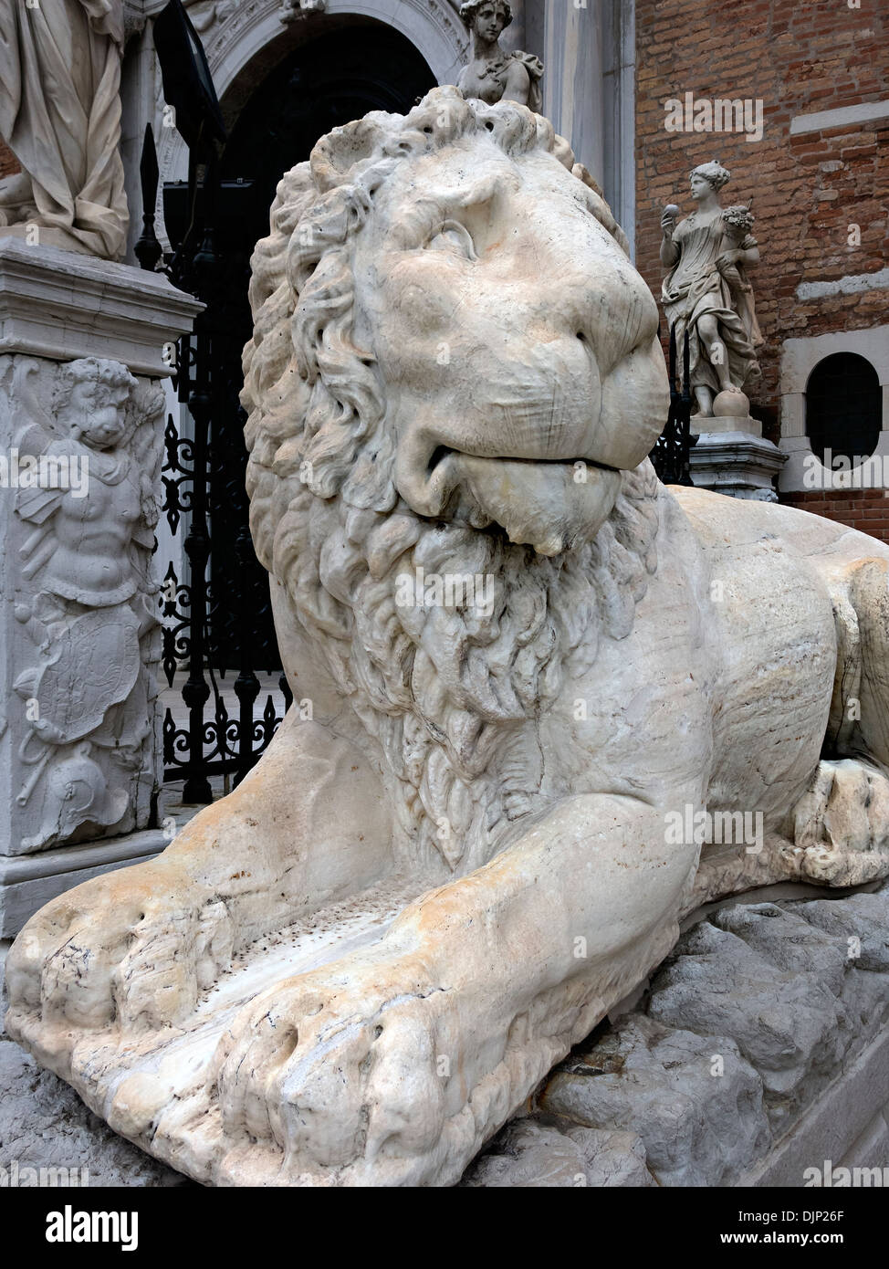 Bianchi ornati in pietra intagliata lion statua scultura al di fuori dell'Arsenale di Venezia, Italia Foto Stock