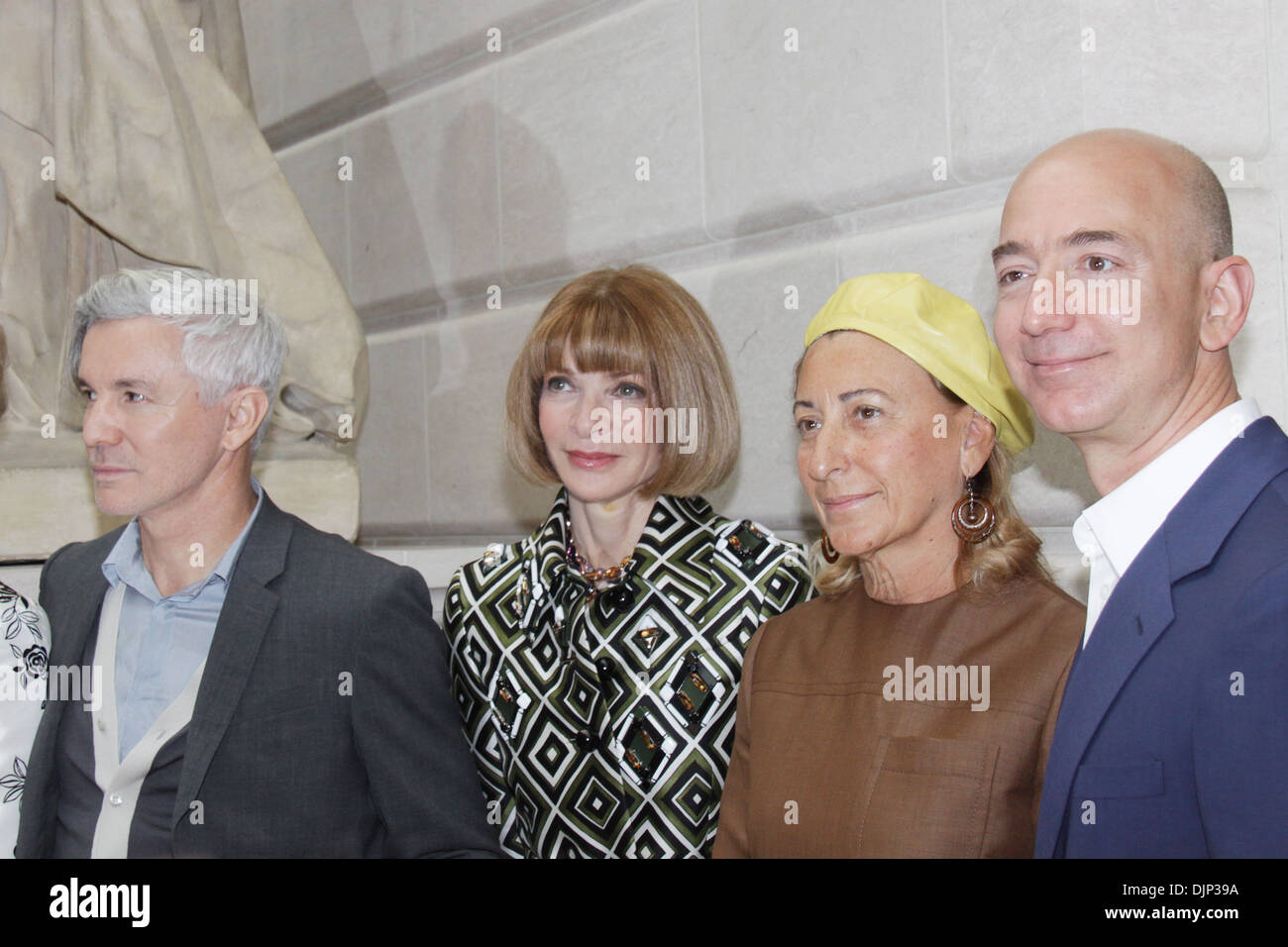 Baz Luhrmann Anna Wintour e Miuccia Prada 'Schiaparelli e Prada:  Impossibile conversazioni' istituto del costume exhibition Foto stock -  Alamy