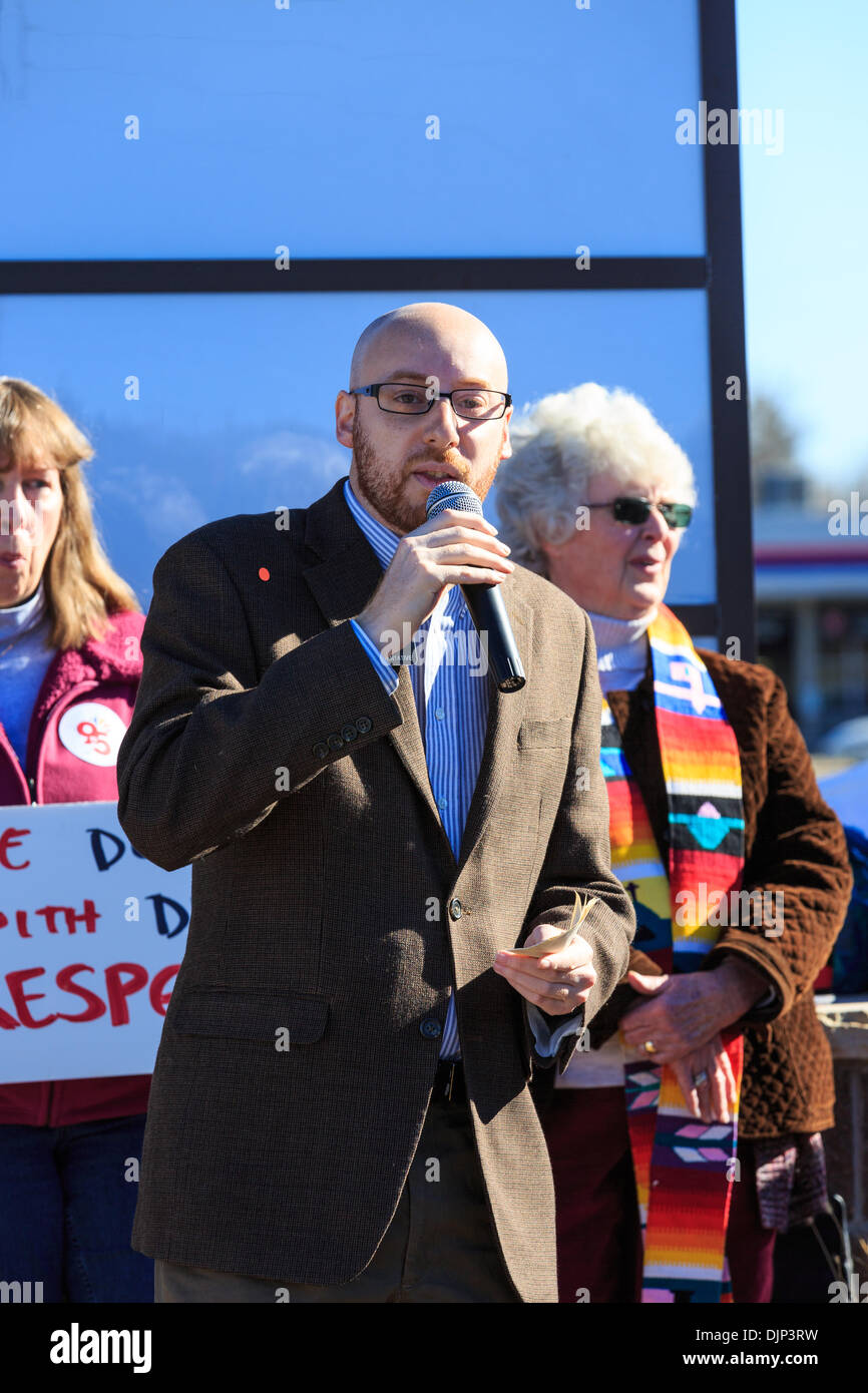 Wheat Ridge, CO STATI UNITI D'America - 29 Nov 2013. Colorado rappresentante della casa Jonathan cantante dal XI distretto risolve una folla di UFCW Local 7 membri del sindacato e di altri membri della comunità in un rally contro Wal-Mart sul Venerdì nero. Credit: Ed Endicott/Alamy Live News Foto Stock