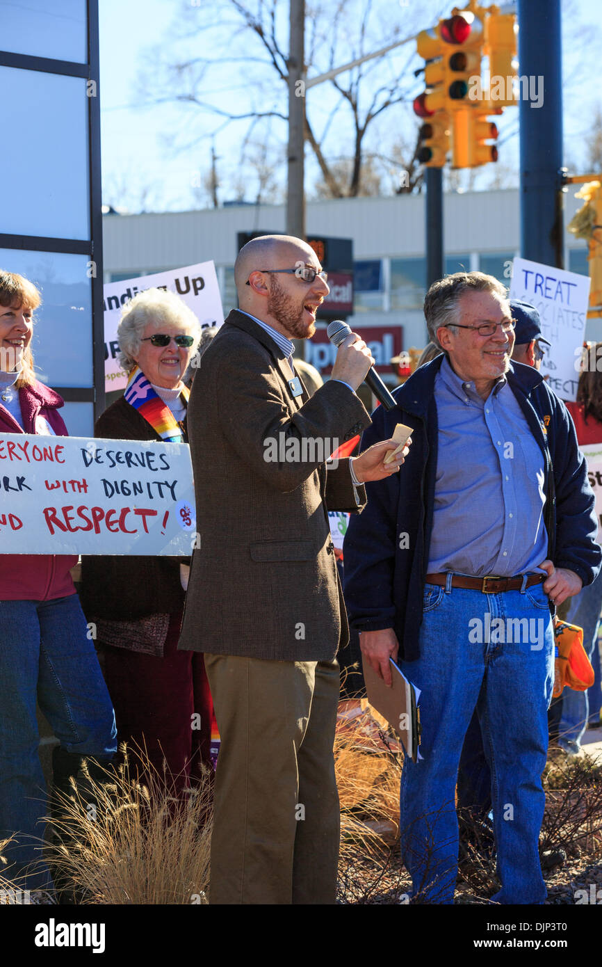 Wheat Ridge, CO STATI UNITI D'America - 29 Nov 2013. Colorado rappresentante della casa Jonathan cantante dal XI distretto risolve una folla di UFCW Local 7 membri del sindacato e di altri membri della comunità in un rally contro Wal-Mart sul Venerdì nero. Credit: Ed Endicott/Alamy Live News Foto Stock