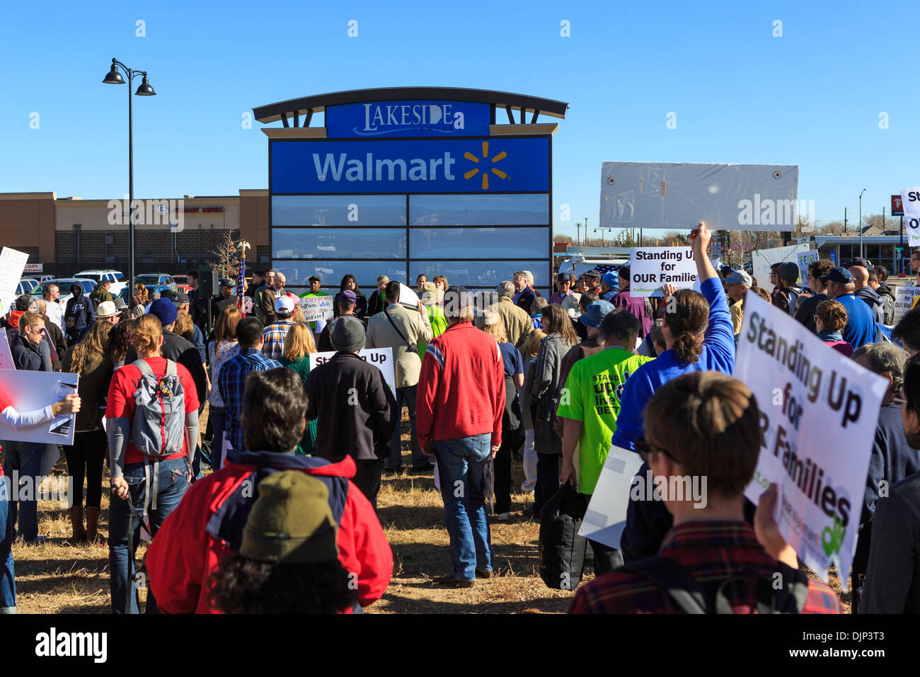 Wheat Ridge, CO STATI UNITI D'America - 29 Nov 2013. Linda Merici, Presidente per la 9a5 gli indirizzi organizzazione una folla di UFCW Local 7 membri del sindacato e di altri nella Comunità a un rally contro Wal-Mart sul Venerdì nero. Credit: Ed Endicott/Alamy Live News Foto Stock