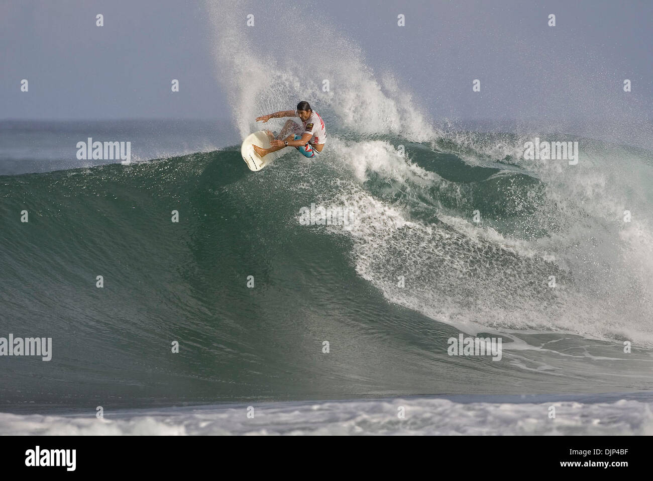 14 nov 2008 - Haleiwa, Hawaii, Stati Uniti d'America - YURI SODRE (Brasile) (nella foto) ha vinto il suo turno di 96 calore presso il Reef Hawaiian Pro svolge in Halweiwa Ali'I Beach Park, Hawaii oggi. Sconfiggendo Charlie locale Carrol (Haw) ha avanzato nel prossimo round che avvengono quando la concorrenza riprende. Il $170.000 Reef Hawaiian Pro è un maschile e femminile a 6 stelle mondo ASP qualifica la vigilia di serie Foto Stock