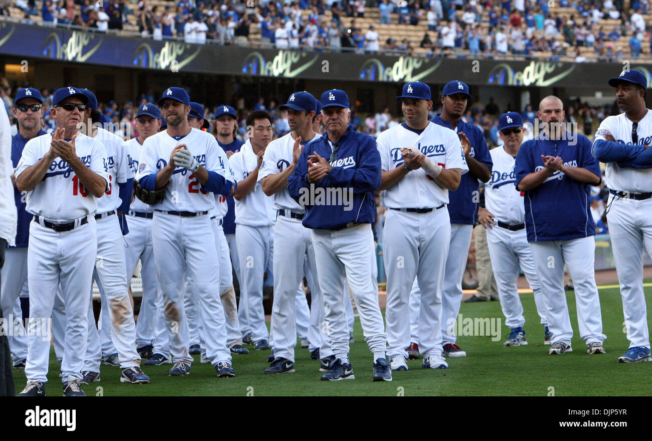 Mar 28, 2008 - Los Angeles, California, Stati Uniti - Los Angeles Dodgers guardare come manager Joe Torre parla ai tifosi durante una cerimonia di congedo come torre si è ritirato dopo il gioco finale della stagione come Dodgers battere i Diamondbacks 3-1 durante un Major League Baseball gioco presso il Dodger Stadium di Domenica, 3 ottobre 2010 a Los Angeles. (SGVN/personale Foto di Keith Birmingham/SPORT) (Cre Foto Stock