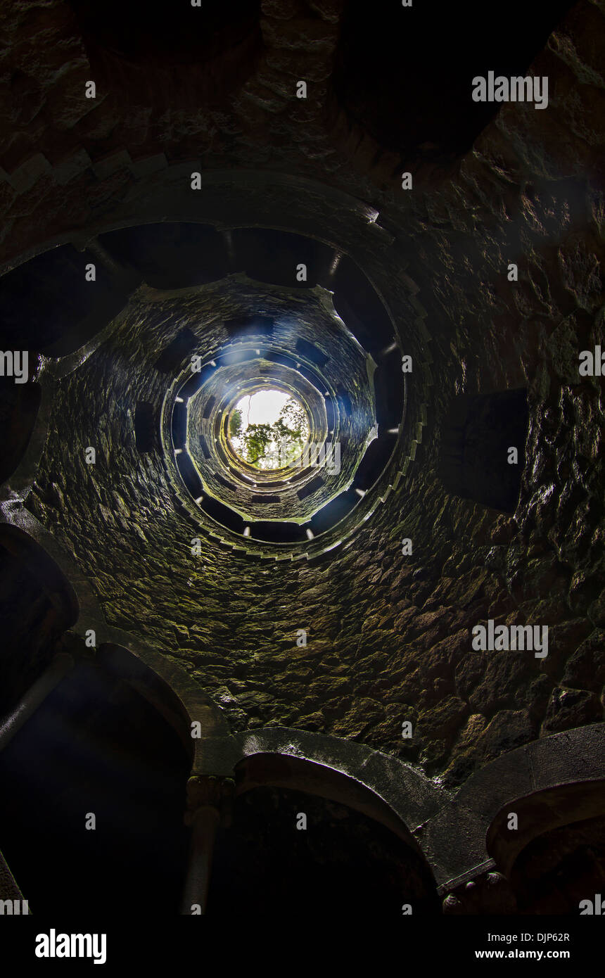 Vista di una sezione del bellissimo parco chiamato, Quinta da Regaleira, situato a Sintra, Portogallo. Foto Stock