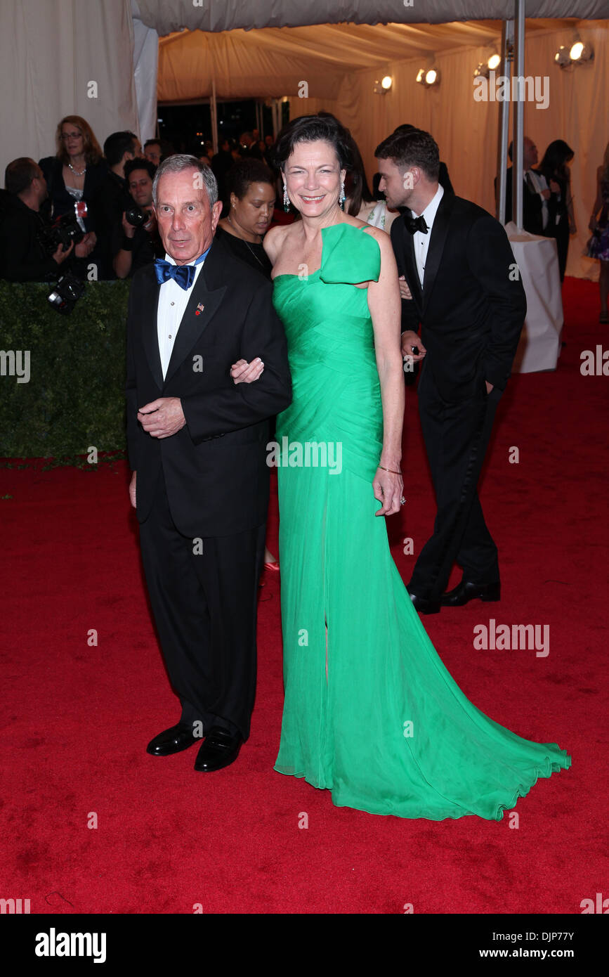Il sindaco Michael Bloomberg; Diana Taylor Schiaparelli e Prada 'impossibile' Conversazioni Costume Institute Gala al Metropolitan Foto Stock