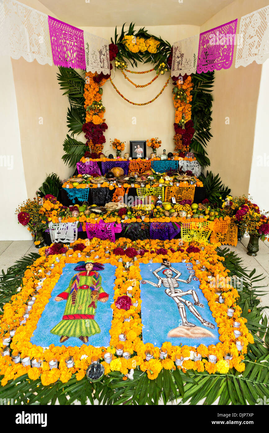 Un altare o ofrendas impostato per celebrare il Giorno dei Morti festival il 1 novembre 2013 a Oaxaca, Messico. Foto Stock