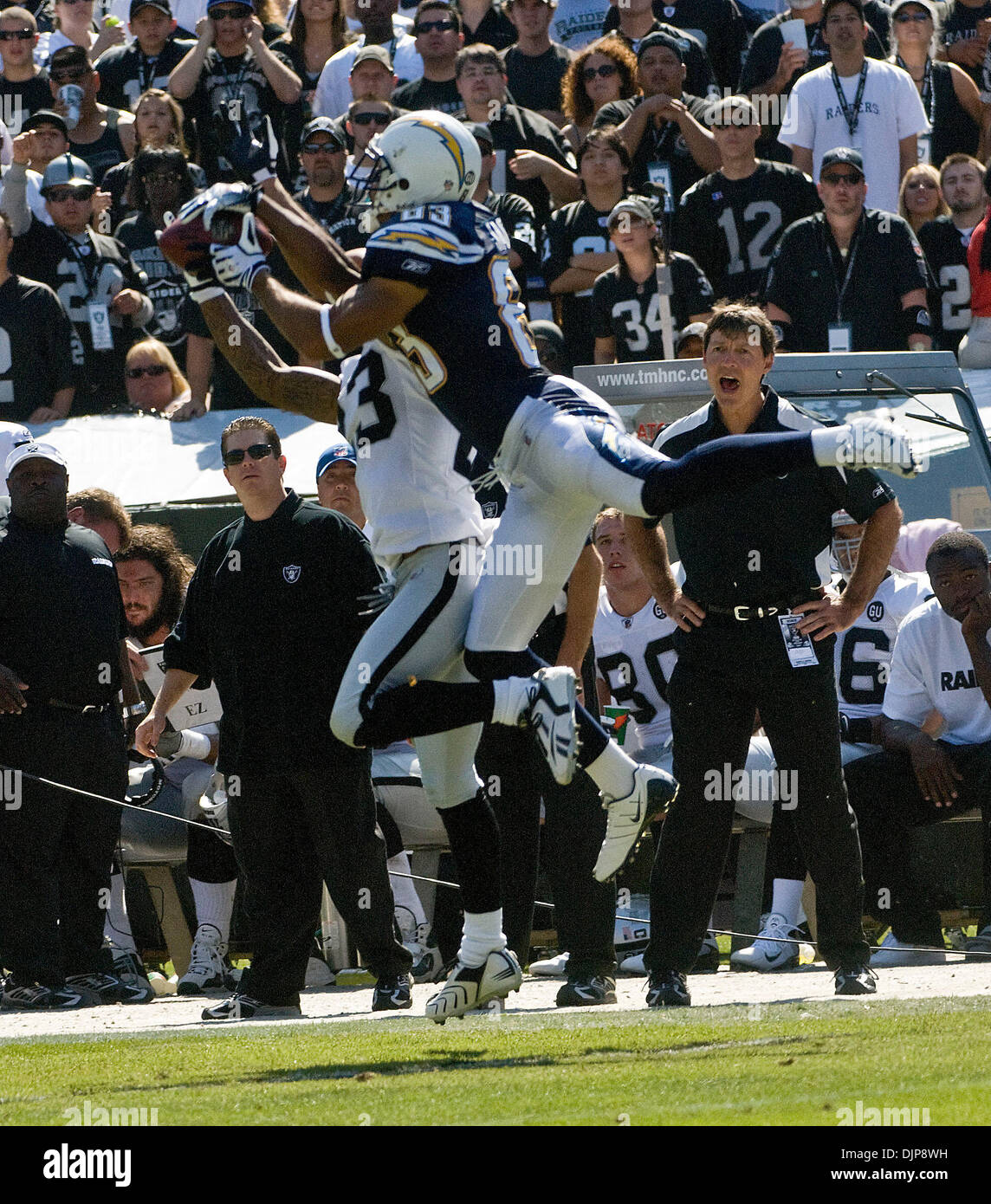 Settembre 28, 2008 - Oakland, CA, Stati Uniti d'America - Oakland Raiders cornerback DEANGELO HALL #23 rompe un pass per San Diego Chargers wide receiver VINCENT JACKSON #83 durante una partita in McAfee Coliseum. (Credito Immagine: © AL GOLUB/Fotografia di Golub/Golub fotografia) Foto Stock