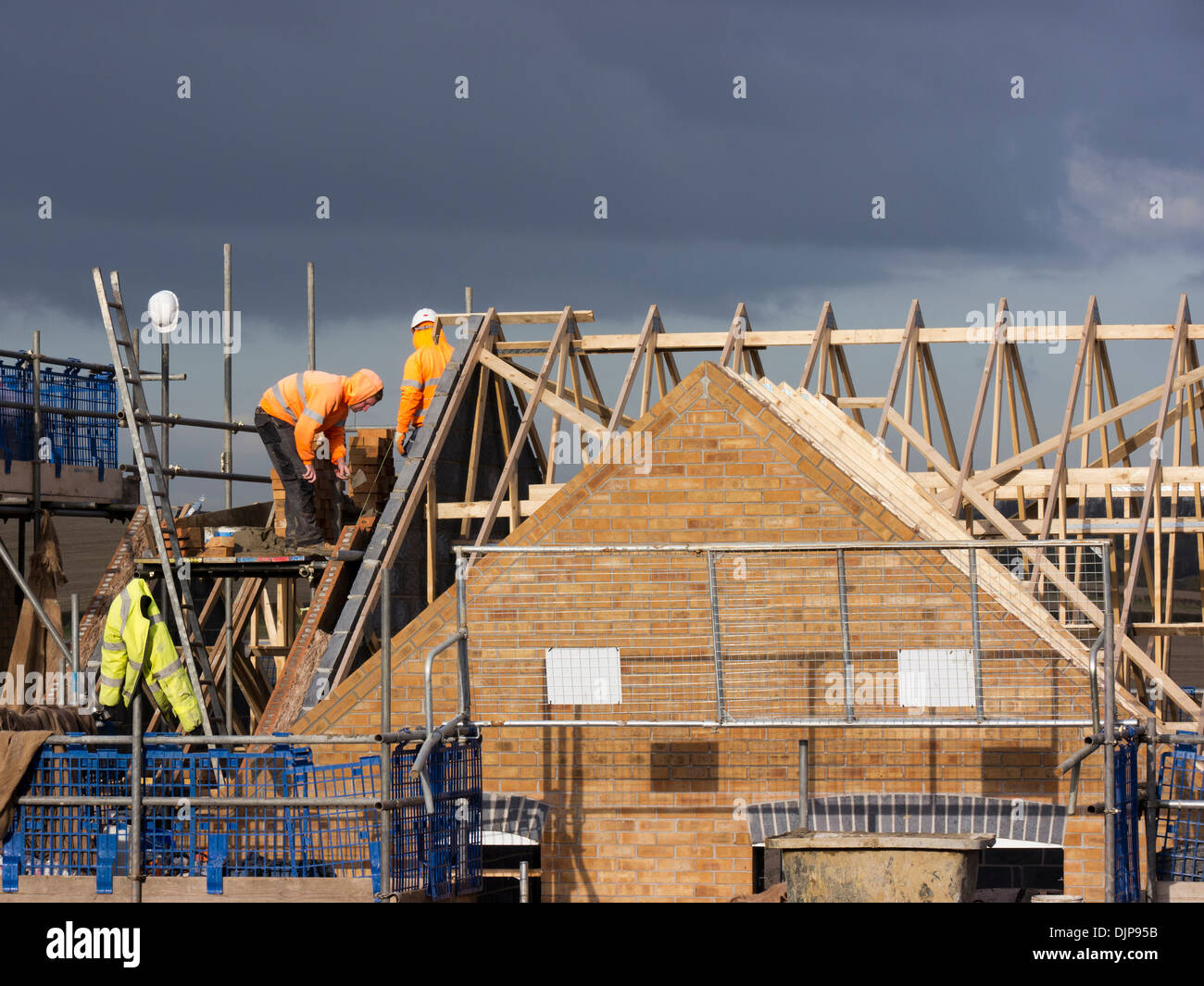 L'installazione di blocchi di legno del tetto sulla nuova casa residenziale, Grantham, Lincolnshire, Inghilterra Foto Stock