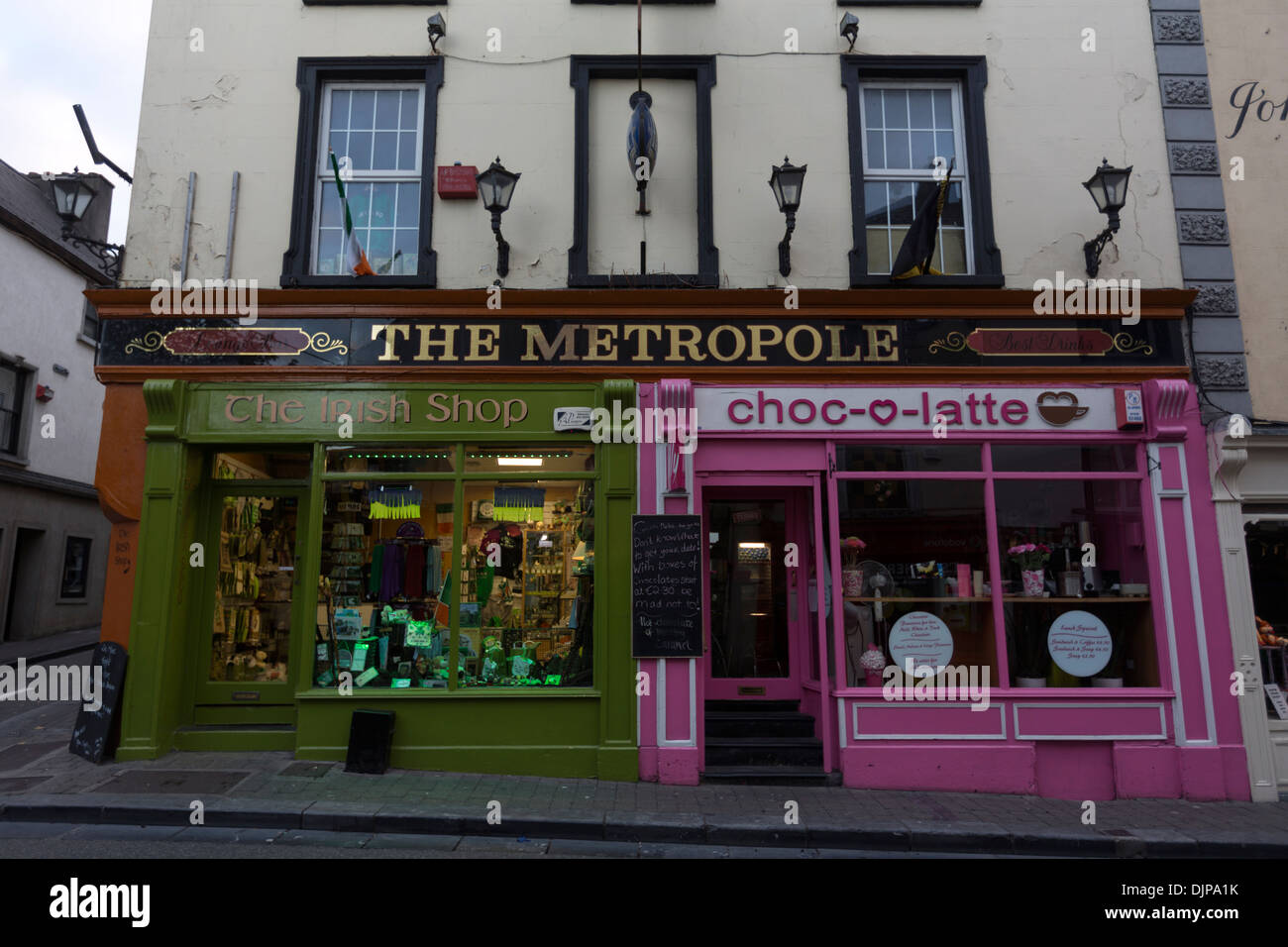 Il Metropole, negozi colorati in Kilkenny High Street Foto Stock