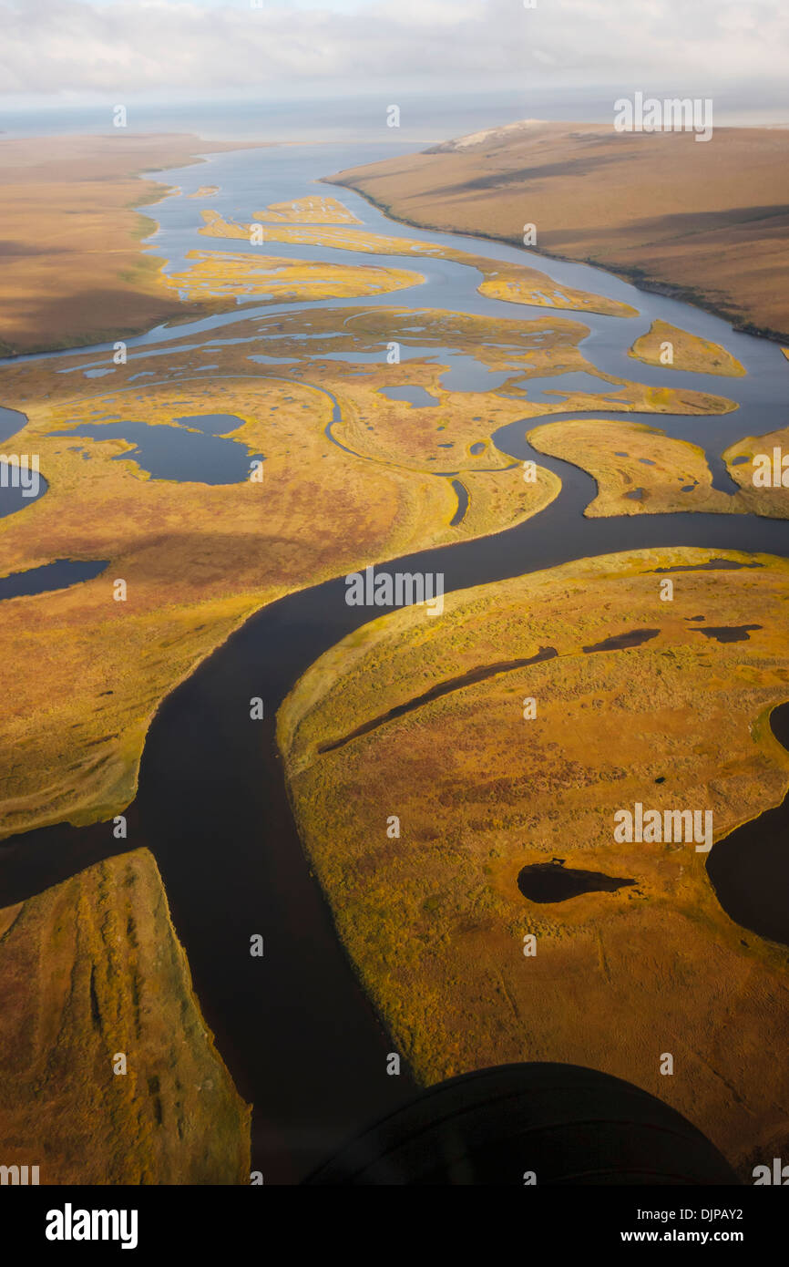 Antenna della Kugruk fiume che scorre a nord di Kotzebue Sound e il mare di Bering, artiche, Northwest Alaska, Autunno,cadono, Alaska Foto Stock