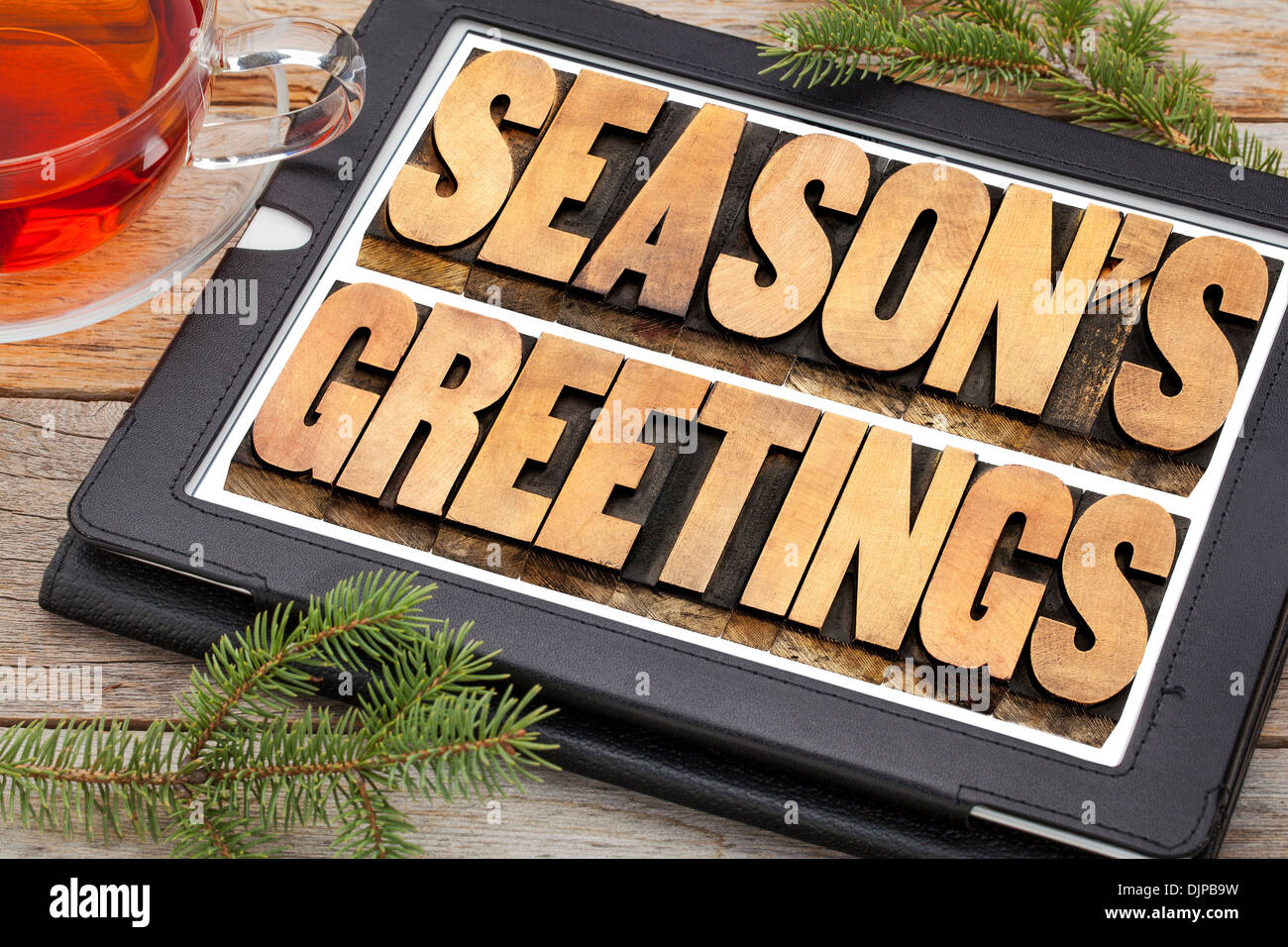 Fuone Feste tipografia - testo in tipografia tipo di legno su una tavoletta digitale con una tazza di tè Foto Stock
