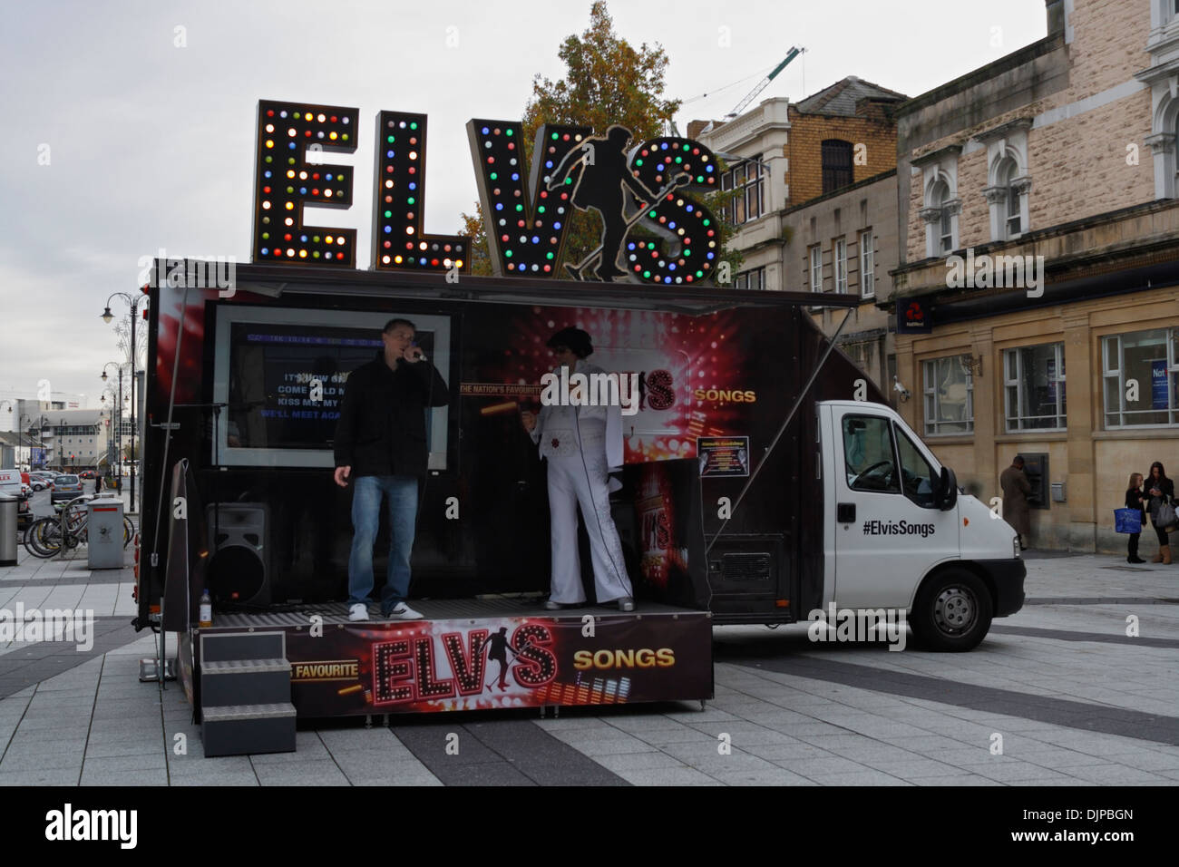 Sosia di Elvis e street karaoke in Cardiff City Centre Foto Stock