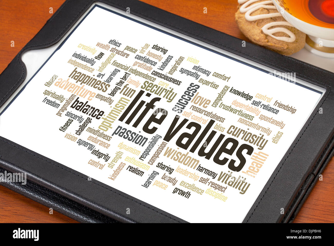 I valori di vita - word cloud su una tavoletta digitale con una tazza di tè Foto Stock