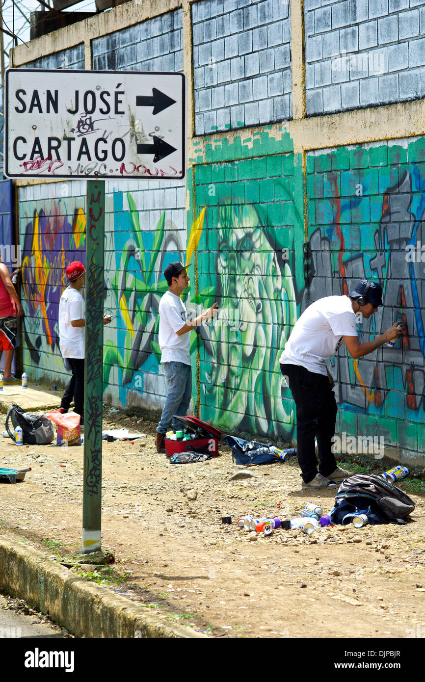 San Jose e Cartago segno con gli artisti in background lavorando i loro disegni. Foto Stock