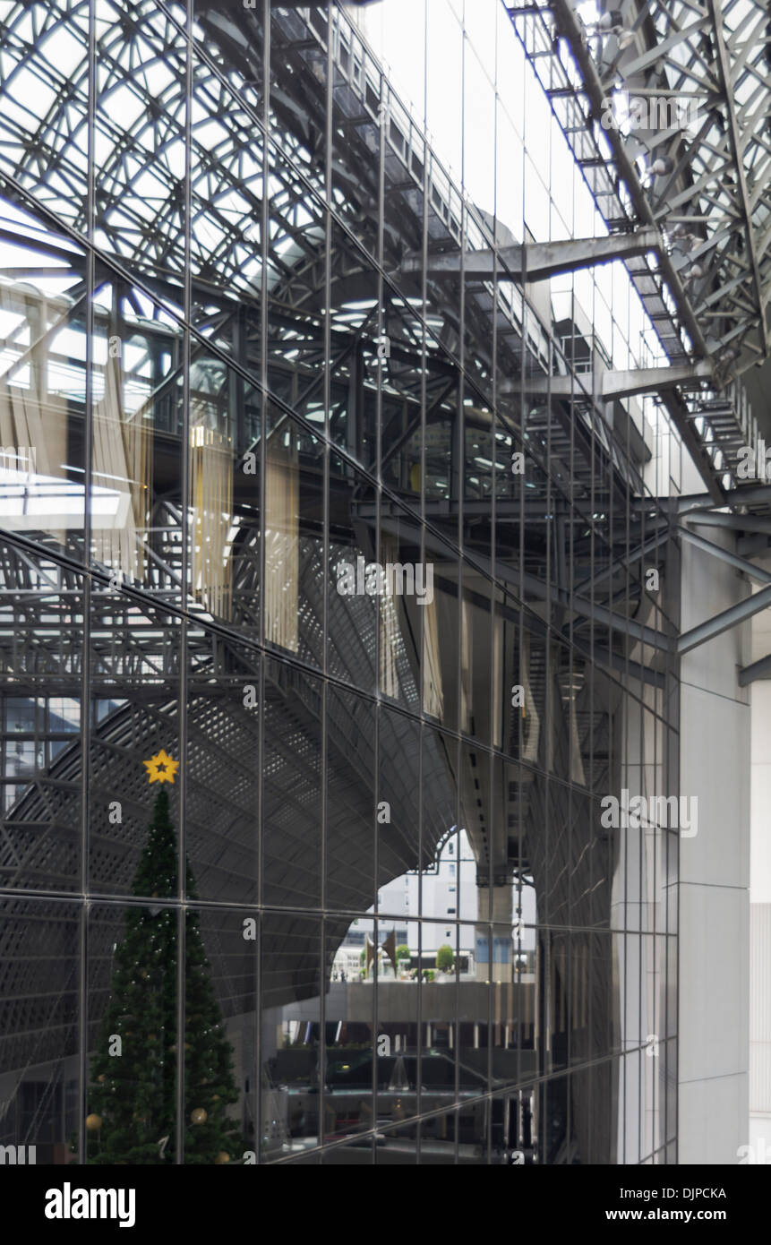 Un riflesso di un albero di Natale in windows in Kyoto stazione ferroviaria, Giappone al tempo di Natale Foto Stock