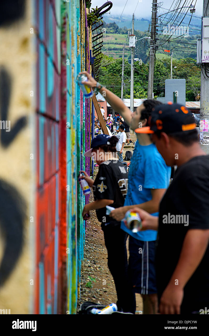 Vista di tutti gli artisti di graffiti pittura le pareti del Cartago Stadium Foto Stock