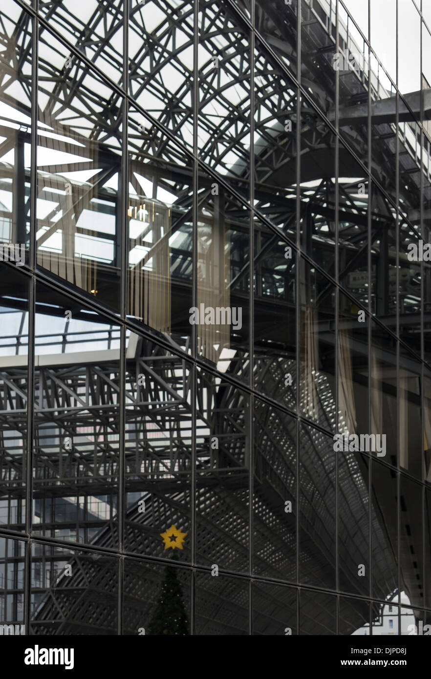 Un riflesso di un albero di natale in windows in Kyoto stazione ferroviaria, Giappone al tempo di Natale Foto Stock