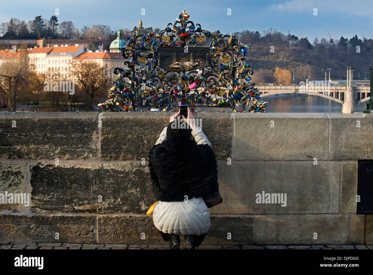 Lucchetti sul Ponte Carlo . Charles Bridge non cesserà mai di affascinare i pittori e fotografi e poeti che lui più piatta Foto Stock