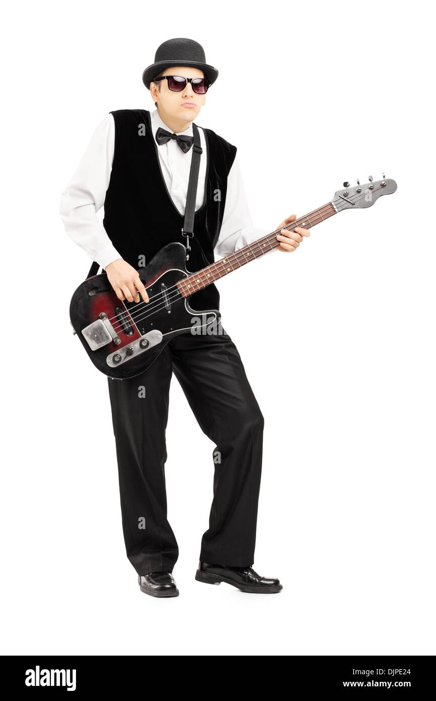 Lunghezza completa il ritratto di una persona che gioca una chitarra basso Foto Stock