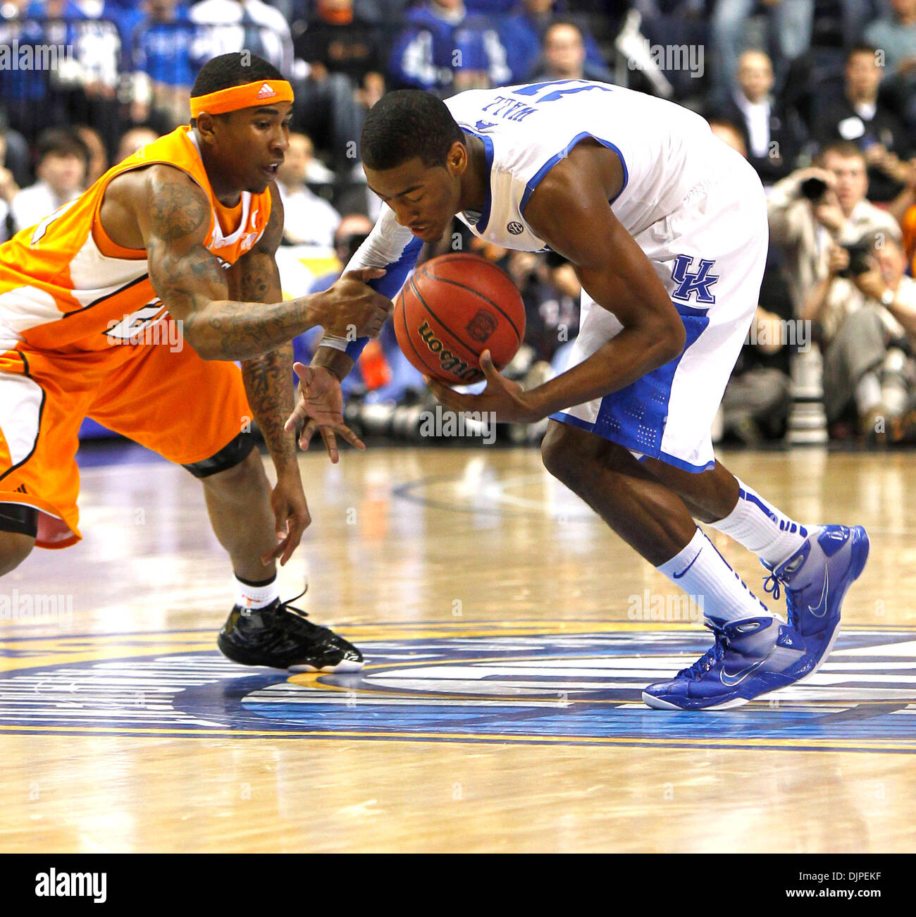 Mar 13, 2010 - Nashville, Kentucky, Stati Uniti d'America - Kentucky John Wall, rimasta intrappolata con del Tennessee Melvin Goins causando un fatturato come Kentucky giocato Tennessee sabato 13 marzo 2010 a Nashville, TN. Foto di Mark Cornelison | Personale. (Credito Immagine: © Lexington Herald-Leader/ZUMApress.com) Foto Stock