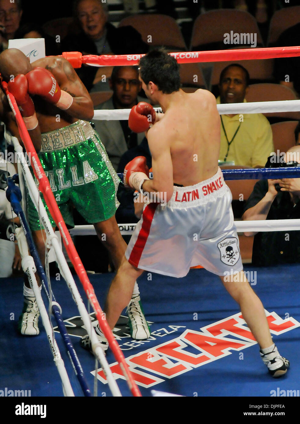 3 aprile 2010 - Las Vegas, Nevada, Stati Uniti d'America - Boxer SERGIO MORA (pantaloncini bianchi) e Calvin verde (verde pantaloncini) battaglia durante i loro super middleweight bout al Mandalay Bay Event Center il 3 aprile 2010 a Las Vegas, Nevada. Mora verde sconfitto da un TKO al settimo giro. (Credito Immagine: © David Becker/ZUMApress.com) Foto Stock