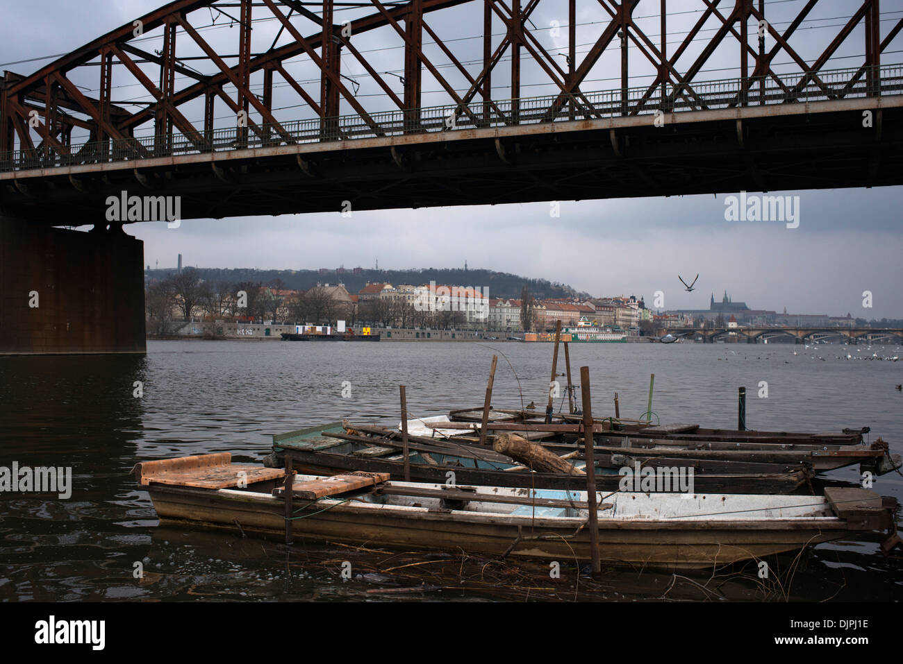 Ponte sul Fiume Vltava nel centro di Praga. Il fiume Vltava, il più lungo fiume nella Repubblica ceca, la capitale della Repubblica ceca è divisa Foto Stock