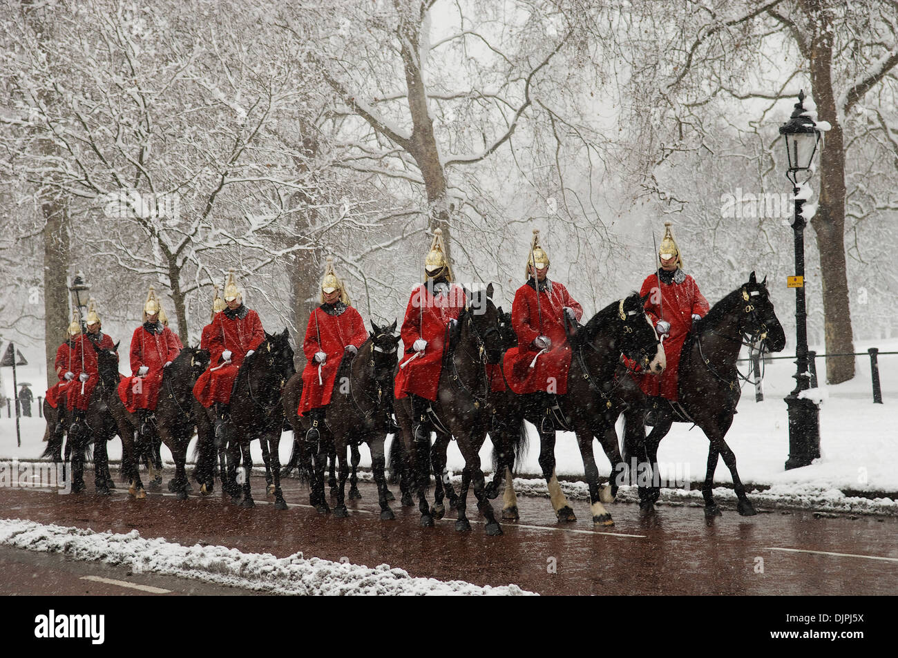 Montare le protezioni del cavallo nella neve, Londra Foto Stock