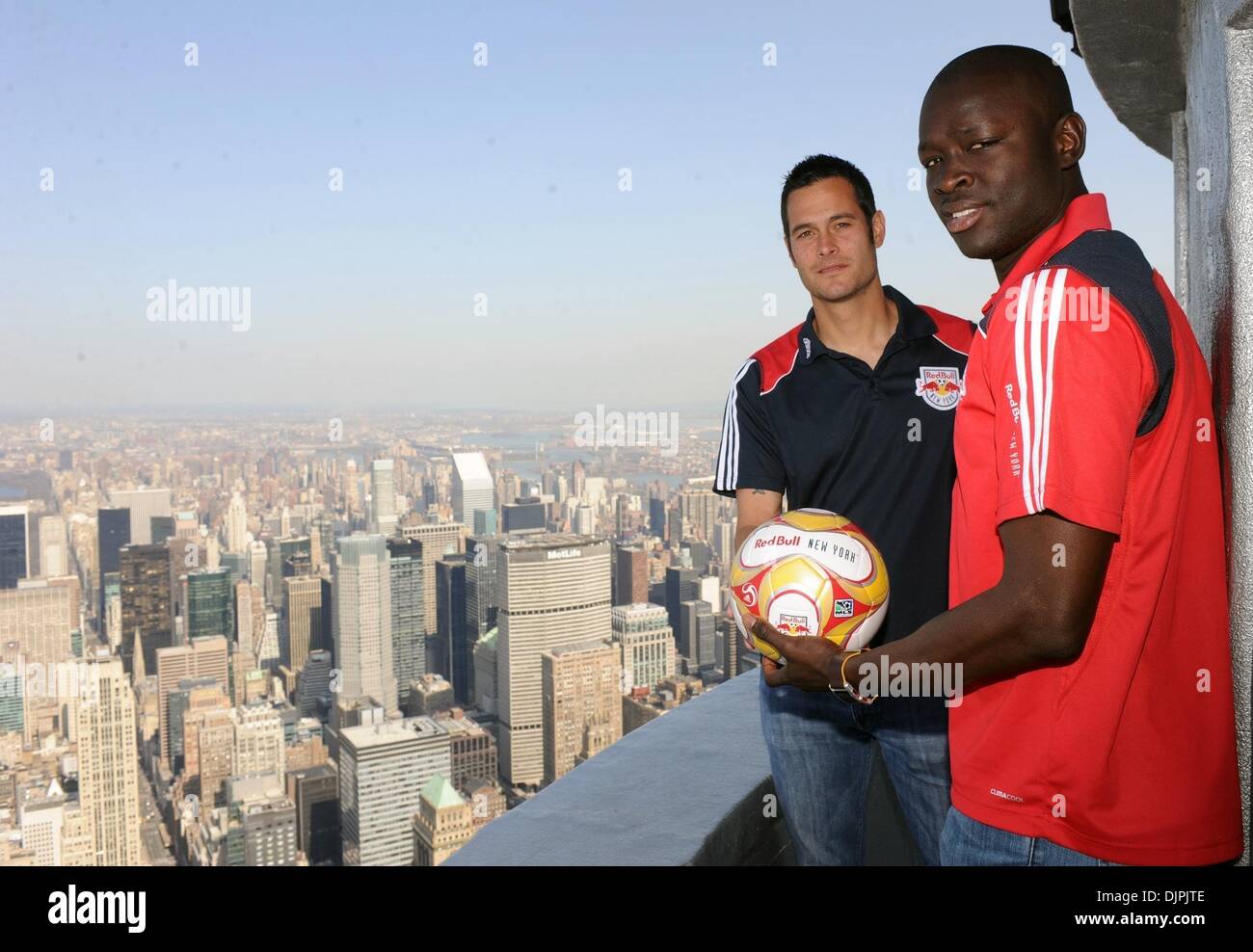 Mar 19, 2010 - Manhattan, New York, Stati Uniti d'America - Red Bulls defender MIKE PETKE (L) e il portiere BOUNA CANDOUL (R) sul pavimento 103 parapetto come essi tour l'Empire State Building di New York Red Bulls celebrare l'inaugurazione della loro nuova arena di Harrison, New Jersey con un gioco di esposizioni nei confronti del Brasile Santos FC domani notte. (Credito Immagine: Â© Bryan Smith/ZUMA Premere) RE Foto Stock