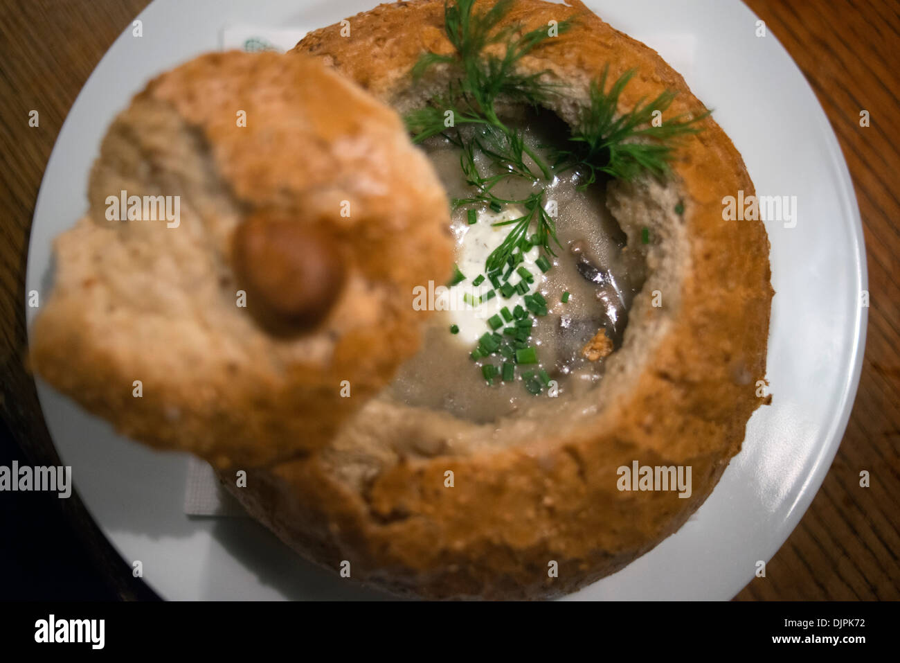 Zuppa di funghi servita all'interno di pane. Al momento dei pasti, è tipico per iniziare con una zuppa, per combattere il freddo di solito lo faccio. Foto Stock