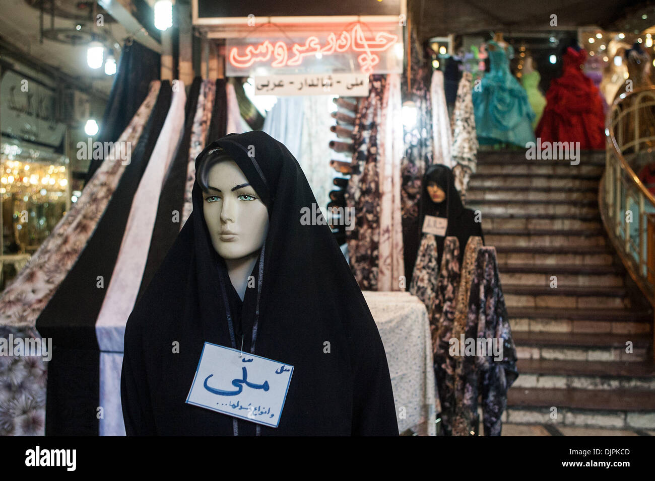 Tehran, Iran. 8 Giugno, 2013. Manichini nelle vetrine dei negozi a Teheran. Manichini esanime dovrebbe rispettare la sicurezza iraniano dei regolamenti di polizia per assicurarsi che essi non favoriscono i problemi etici nella società. I negozi sono stati chiusi per 'disobeying quello che il regime iraniano chiamate norme islamiche' © Saba Taherian/ZUMA filo/ZUMAPRESS.com/Alamy Live News Foto Stock