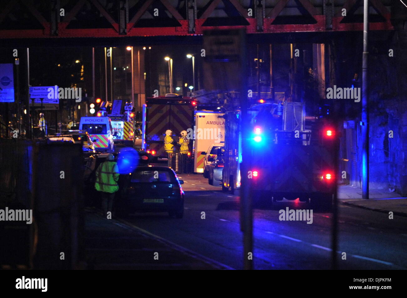 Glasgow, Scotland, Regno Unito. Il 29 novembre 2013. Servizi di emergenza sulla scena di elicottero della polizia nel tetto di Clutha Vaults pub nel centro della città di Glasgow Credit: Tony Clerkson/Alamy Live News Foto Stock